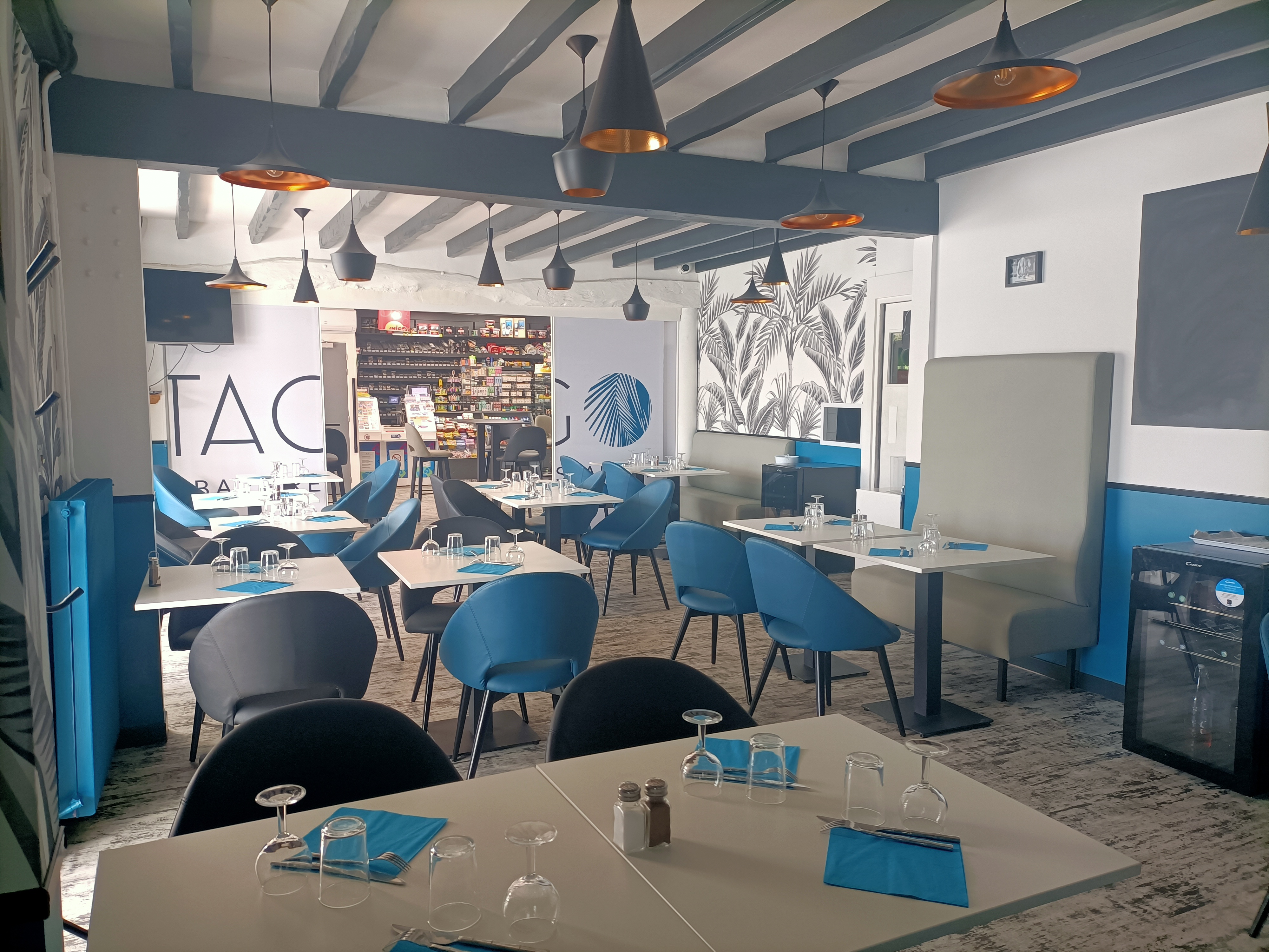 Commerce de proximité sur le Bassin d'Arcachon. Actuellement, bar, tabac, restaurant FDJ et PMU, les possibilités sont multiples et le logement inclus.
Clientèle fidèle et agréable ainsi que touristique l'été et vacances scolaires.