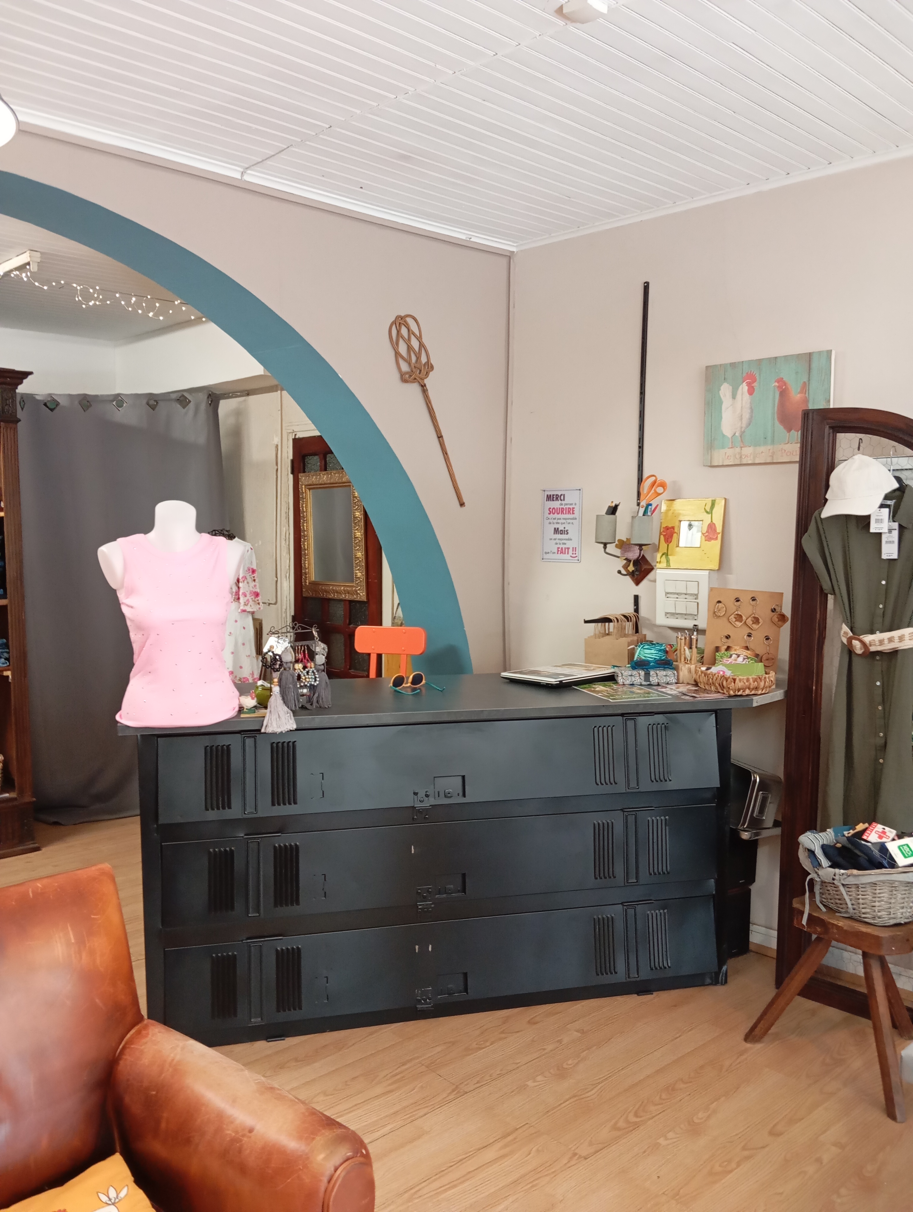 Boutique de prêt à porter à céder suite départ à la retraite.

Boutique créé il y 8 ans, ouverte à l'année, clientèle fidèle.

Prêt à porter femme du 36 au 54.

Possibilité de développer un corner homme.

Surface 38m2, petite réserve, toilettes et point d'eau.

Située en face d'une boulangerie.

Parkings gratuits dans tout le village.

Village de 2500 habitants, zone de chalendise environ 9.  000. La plus grande ville Alès est à 25km.

Village très touristique, arrivée du GR70 chemin de Stevenson, train à vapeur des Cévennes, nombreux gîtes et campings.

Petit loyer.

Tout reste en place.

Prix avec stock 14 000€
Prix sans stock 9 000€