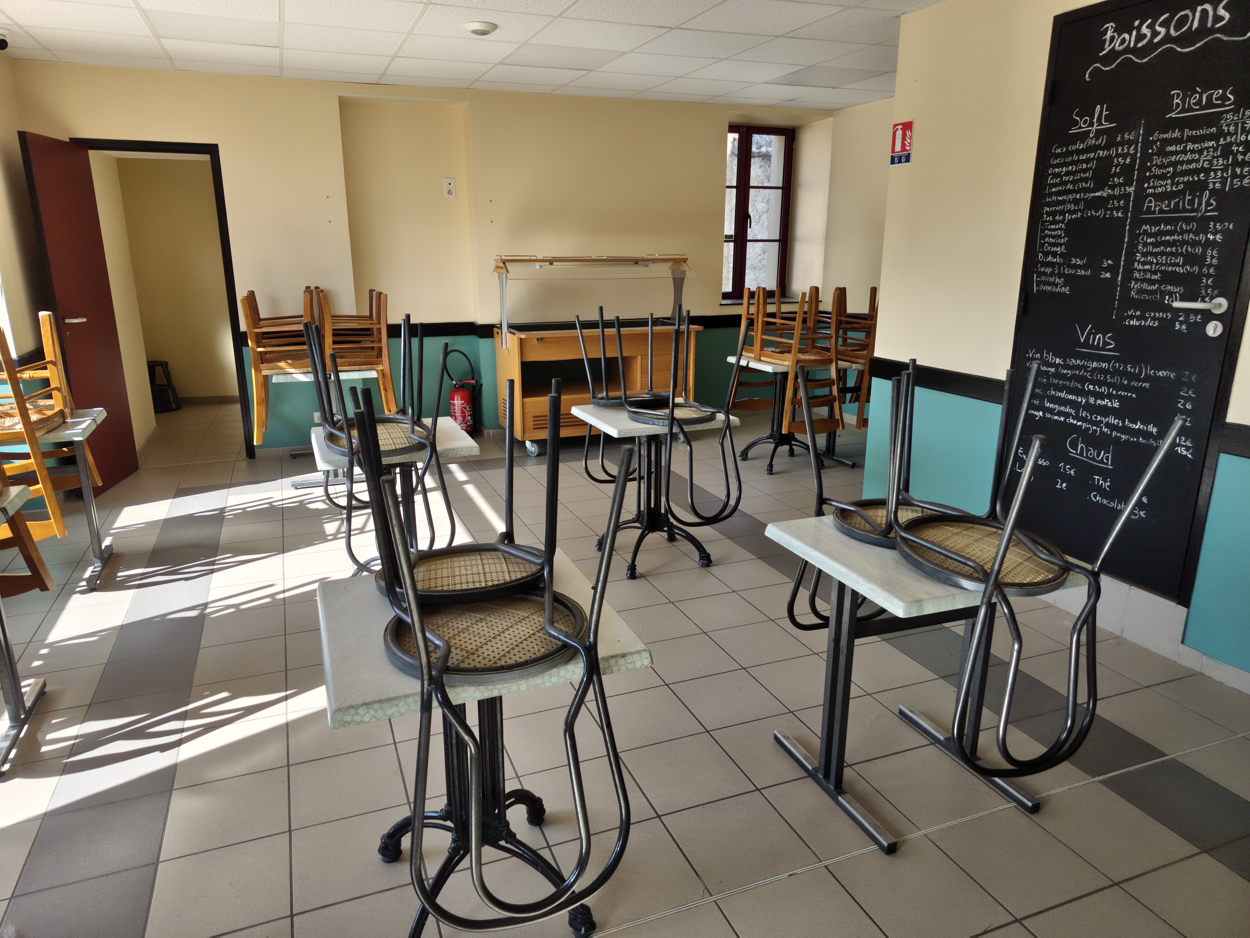 À REPRENDRE – RESTAURANT AU CŒUR DU VILLAGE DE CHENU (72)

La commune de Chenu, village dynamique de 430 habitants, recherche un(e) restaurateur(trice) pour la reprise de son restaurant communal idéalement situé au cœur du bourg.

Établissement prêt à exploiter :
🍽️ Salle de restauration de 40 à 60 couverts
👨‍🍳 Cuisine équipée
🔥 Chauffage au sol pour un confort optimal
🏡 Cadre rural agréable avec une clientèle locale et de passage

Conditions attractives :
💶 Loyer : 350 € HT / mois

Cette opportunité s’adresse à un professionnel souhaitant développer une activité de restauration dans un environnement convivial, avec un fort potentiel de proximité et un accompagnement de la commune.

📞 Renseignements et candidatures auprès de la mairie de Chenu 02.43.46.00.56