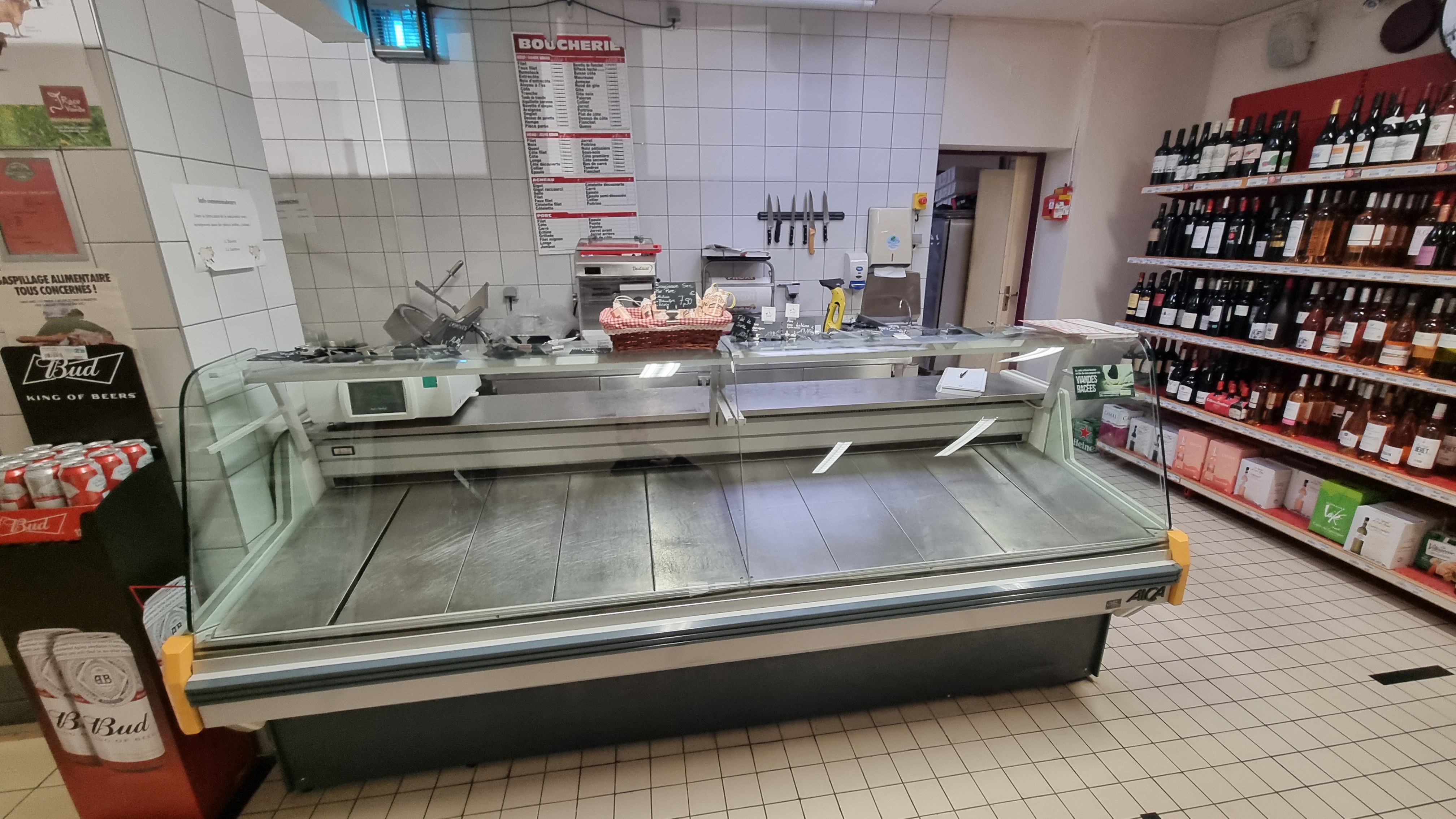Vente d'un fonds de commerce de Supérette / Alimentation sous l'enseigne Proxi.
Belle surface de vente de 160 m² et grandes réserves de 300 m².
CA annuel moyen de 370 000 Euros.
Loyer des murs commerciaux 1300 Euros.
Possibilité d'achat des murs commerciaux + un appartement de 110 m² en très bon état à l'étage ( Prix de l'ensemble 346 600 Euros).
Belle affaire bien tenue depuis 2014 par un couple ( vente cause retraite)
Située dans une commune dynamique de 3500 habitants proche de Quimper et de Concarneau (10 Min).