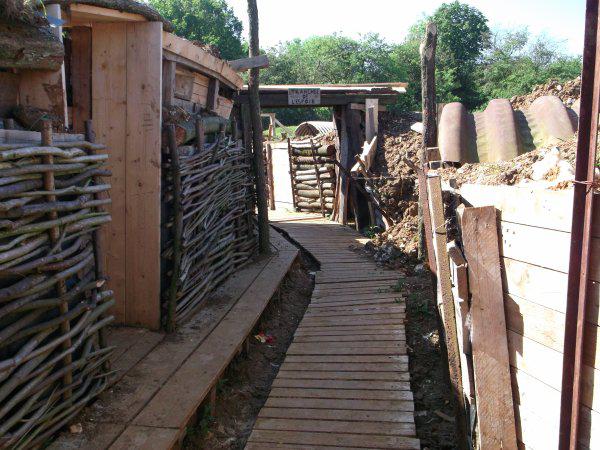 Sur la Colline de Notre Dame de Lorette, à l'endroit où s'est déroulée une des plus violentes bataille d'Artois, se trouve un Musée unique sur la Première Guerre Mondiale. Le Musée présente plus de 3000 pièces de collection ainsi que des reconstitutions grandeur nature de scènes de guerre et d'abris souterrains avec animations bilingues.
Un diaporama comprenant plus de 400 vues stéréoscopiques d'époque complète cette exposition et permet d'accueillir les groupes.
Attenant au Musée, sur 3 hectares, le Champ de Bataille et ses 1000m de tranchées sur les emplacements d'origine avec canons, obus, barbelés, tourelles blindées, donne une idée de l'âpreté des combats.
Vous pouvez retrouver toutes ces informations sur le site http://www.musee1418.com

Les infrastructures comprennent une partie Musée proprement dite, une partie habitation, un Diorama, un champ de bataille.

Après plus de 40 ans d'activité, nous souhaitons vendre le Musée Vivant 14-18 de Notre Dame de Lorette  avec ou sans les collections.
Cela ouvre la possibilité à un collectionneur de pouvoir présenter sa collection personnelle sur un site classé à l'Unesco et reconnu Haut lieu de Mémoire par le Ministère de la Défense . Ce site accueille aussi la plus grande Nécropole Nationale Française et l'Anneau de La Mémoire.

Actuellement en activité, nous pensons arrêter le 31 décembre 2025.

N'hésitez pas à nous contacter.