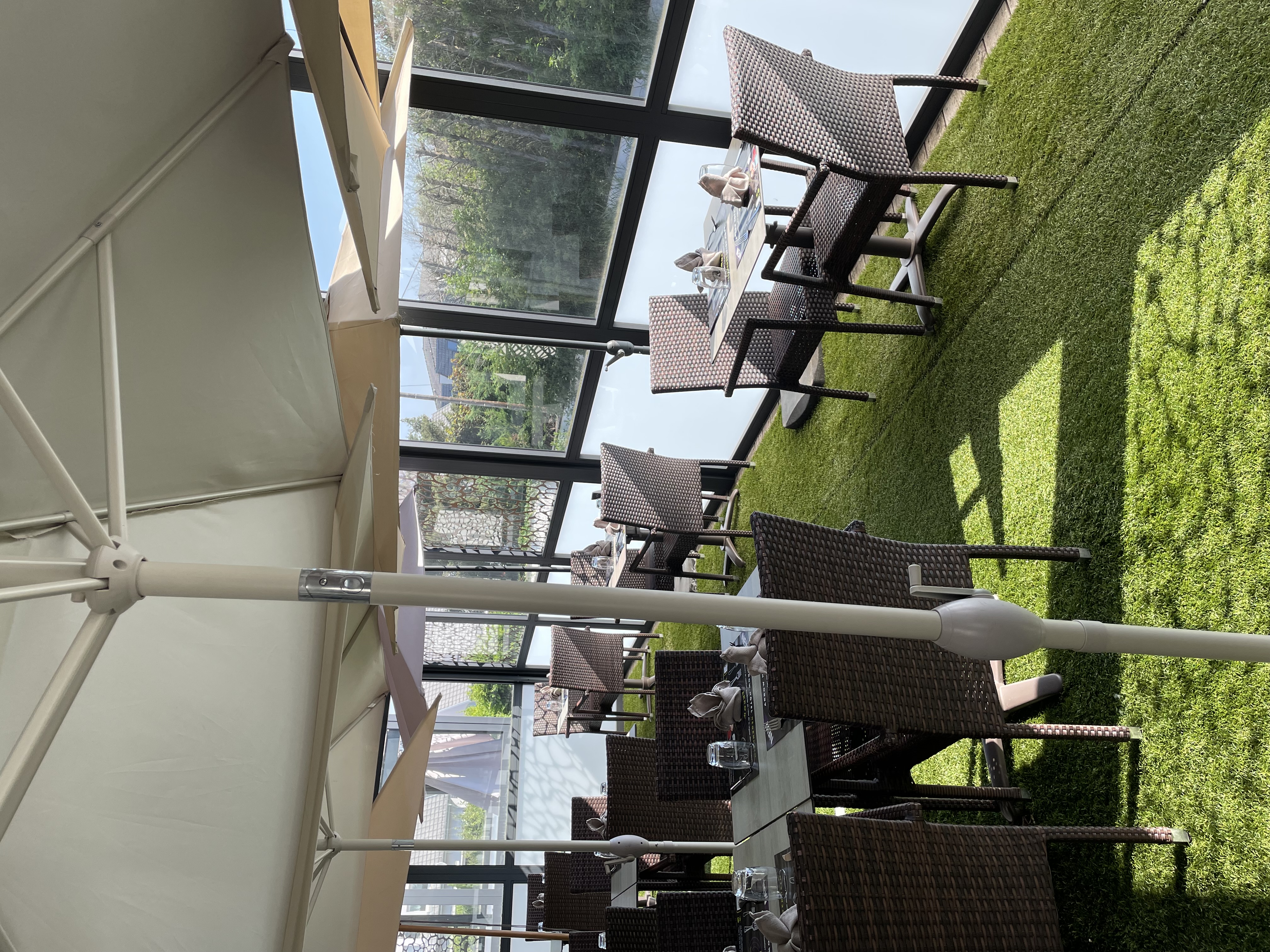 Vend très joli restaurant suite au décès de mon mari.
Mur et fond de commerce 
À proximité des trois frontières. 70 places intérieur et 50 places en terrasse. 
Tout est au normes handicapés et autres.
Cuisine très bien équipée et entretenue. Pas de travaux à prévoir. Avec énormément de potentiel