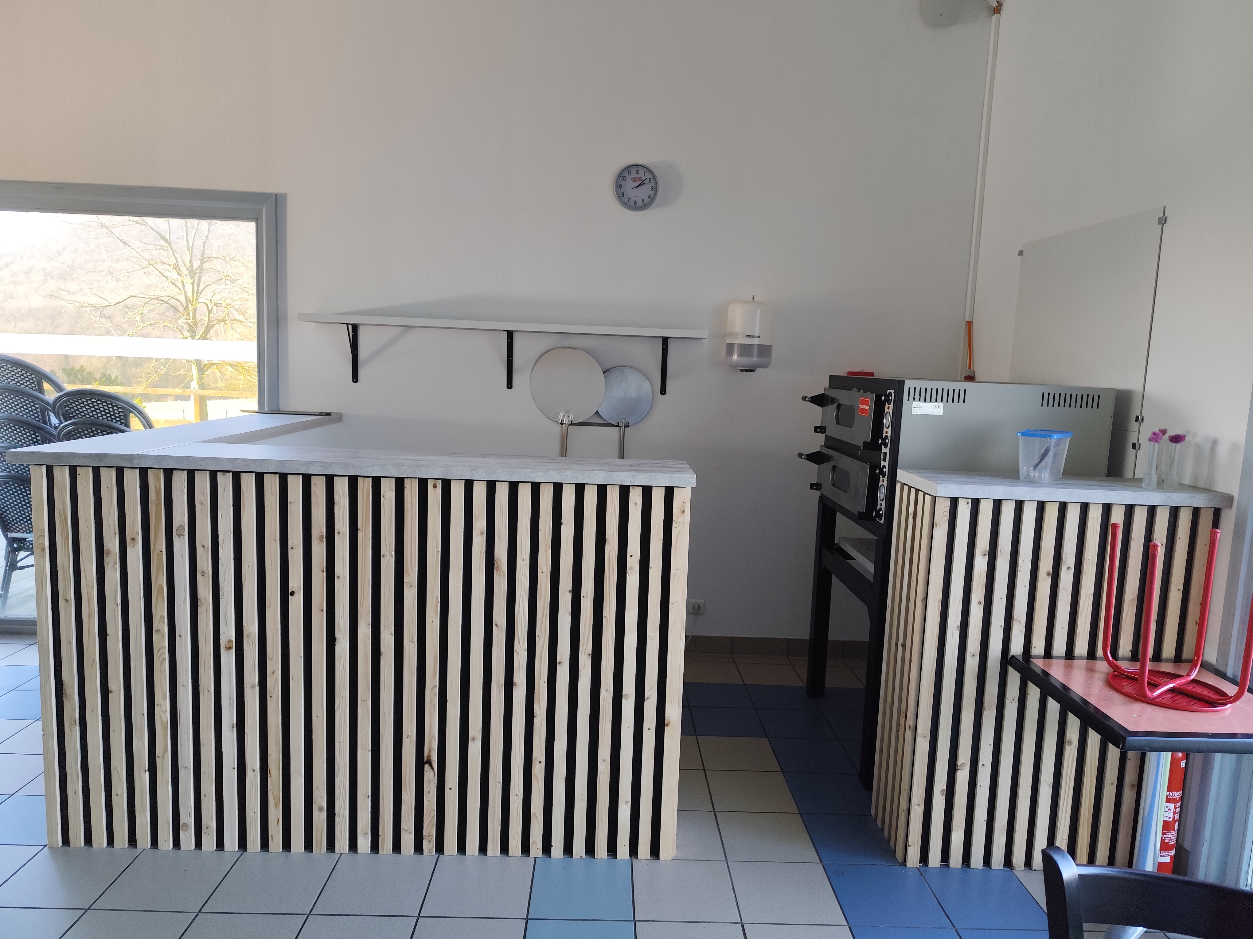 Vous êtes passionné par la gastronomie et le concept de Slow Life ? Vous rêvez de contribuer à des expériences mémorables dans un cadre naturel exceptionnel ? Rejoignez-nous au Camping Seasonova des Vosges du Nord en tant que Gérant de Restaurant !
En tant que gérant de notre restaurant, vous serez indépendant et responsable de la gestion quotidienne et du bon fonctionnement de l'établissement. Votre mission sera de créer une carte qui respecte notre positionnement Slow Life, mettant en avant des produits locaux, frais et de saison. Vous devrez également organiser des animations et événements, tels que des concerts, pour offrir à nos vacanciers des moments inoubliables.
Concevoir et mettre en place une carte respectant le concept Slow Life, avec une attention particulière aux produits locaux et de saison.
    Assurer la gestion opérationnelle du restaurant : approvisionnement, gestion des stocks, hygiène et sécurité alimentaire.
    Encadrer et former l’équipe de cuisine et de salle.
    Créer des événements et animations pour attirer et fidéliser notre clientèle, notamment des concerts et autres animations festives.
    Développer le potentiel d'attractivité du restaurant auprès des clientèles locales et des vacanciers.
Bail saisonnier avec un loyer de 18000€ HT par an soit 1500€ HT par mois
    Prise en charge fluides (eau), l’électricité est en plus
Sens de l'organisation et des responsabilités.
    Excellentes compétences en gestion d'équipe et relation client.
    Créatif et proactif, avec une capacité à innover et proposer de nouvelles idées.
Un outil et un cadre de travail exceptionnel au cœur des Vosges du Nord.
    Une clientèle variée et internationale, ainsi qu’un fort potentiel d’attractivité locale.
    La possibilité de développer un concept unique et de contribuer à des expériences mémorables pour nos vacanciers.
    Un environnement de travail convivial et dynamique.
Envoyez votre projet et une lettre de motivation à camping-lesvosgesdunord@vacances-seasonova.com en précisant dans l’objet « Candidature Gérant de Restaurant ». Nous avons hâte de découvrir votre passion et vos idées pour faire de notre restaurant un lieu incontournable !