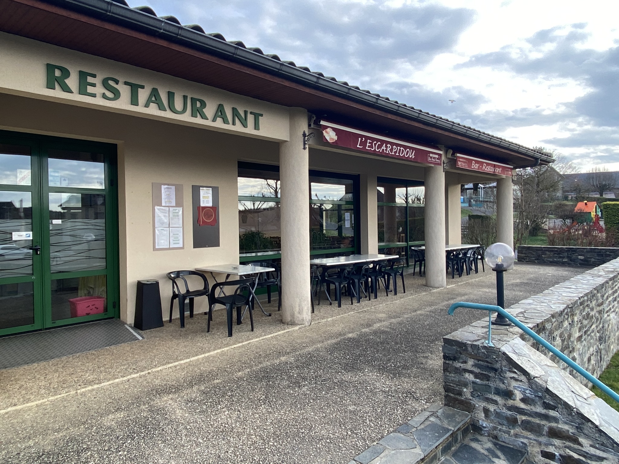 A compter du 1er septembre 2024, la commune de Prunet (Cantal, à 10 km au sud d’Aurillac), met en location-gérance son bar restaurant "L’Escarpidou", situé au cœur du bourg et à proximité de l’école.
Le commerce d’une capacité de 80 couverts se compose :
   - d’une cuisine avec espace séparé lavage et stockage ;
   - d’une partie bar ;
   - d’une salle de restaurant ;
   - d’une terrasse.
L’ensemble est entièrement équipé (mobilier et vaisselle) et en parfait état de fonctionnement. Aucun investissement complémentaire, ni travaux à prévoir.
Le commerce, conforme aux normes PMR, est accompagné d’un appartement type T3 non meublé de 65 m2.
L’établissement est en charge de la cantine scolaire pour un prévisionnel d’une cinquantaine d’enfants à la rentrée 2024.
Loyers :
   - Commerce : 750 € HT par mois (3 mois de caution demandée)
   - Appartement : 430 €, TTC par mois (1 mois de caution demandée)
Pour plus de renseignements, contactez-nous par mail à en précisant comme objet « Location gérance L’Escarpidou ».
Merci d'envoyer votre dossier de candidature (motivations, projet, ...) à la mairie de Prunet, 1, place de la Fontaine, 15130 Prunet ou par mail.