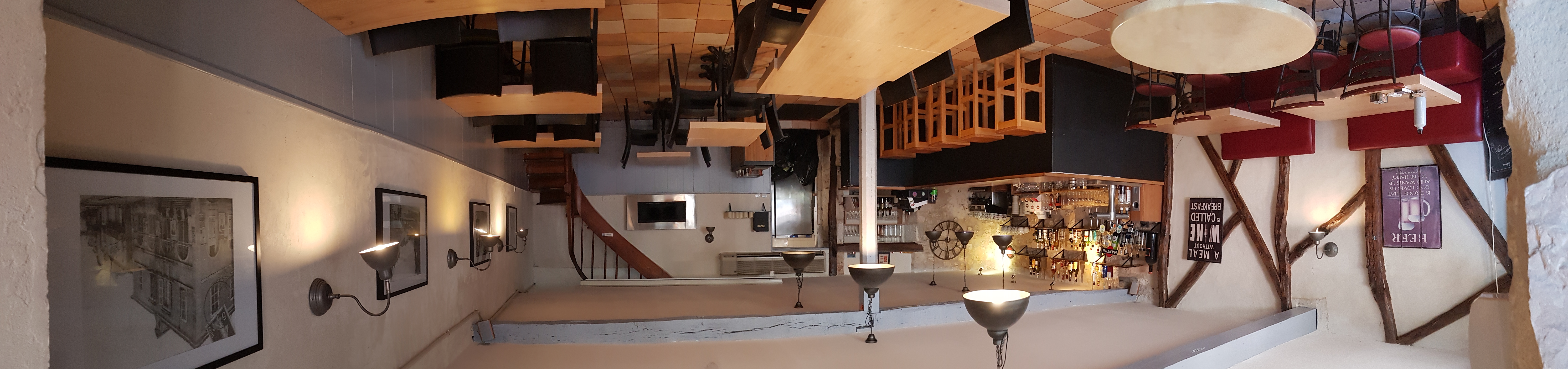 Opportunité Exceptionnelle : 
Bar Restaurant avec Licence IV à Lalbenque !
Envie de reprendre un établissement prospère au cœur d'un village dynamique ? 
Ne cherchez plus ! Ce bar restaurant emblématique de Lalbenque, capitale de la truffe, est à vendre pour un prix exceptionnellement bas de 70 000 euros. Cette offre unique est rendue possible par un projet de reconversion du propriétaire, dans un tout autre domaine.
Profitez d'une affaire clé en main incluant la Licence IV, un atout majeur pour votre activité !
Cet établissement se distingue par :
 * Une ambiance incomparable : Reconnu pour ses concerts et ses soirées festives, c'est le lieu incontournable du village, prisé pour son atmosphère chaleureuse et accueillante.
 * Une cuisine bistronomique réputée : Fidélisez une clientèle exigeante grâce à une cuisine typée bistro, recommandée sans interruption depuis 7 ans par le célèbre guide Lonely Planet.
 * Une clientèle fidèle et nombreuse : Bénéficiez d'une base solide de clients habitués, garantissant une activité constante.
 * Capacité d'accueil optimale : Avec 40 places en salle et 40 places en terrasse, vous pourrez accueillir confortablement vos convives, quelle que soit la saison.
 * Emplacement stratégique : Idéalement situé sur la rue principale de Lalbenque, un village en constante évolution démographique avec tous les commerces nécessaires et la présence d'un collège, assurant un flux constant de potentiels clients.
Saisissez cette chance unique de devenir le prochain acteur majeur de la vie locale à Lalbenque !
Une visite vous intéresse ?