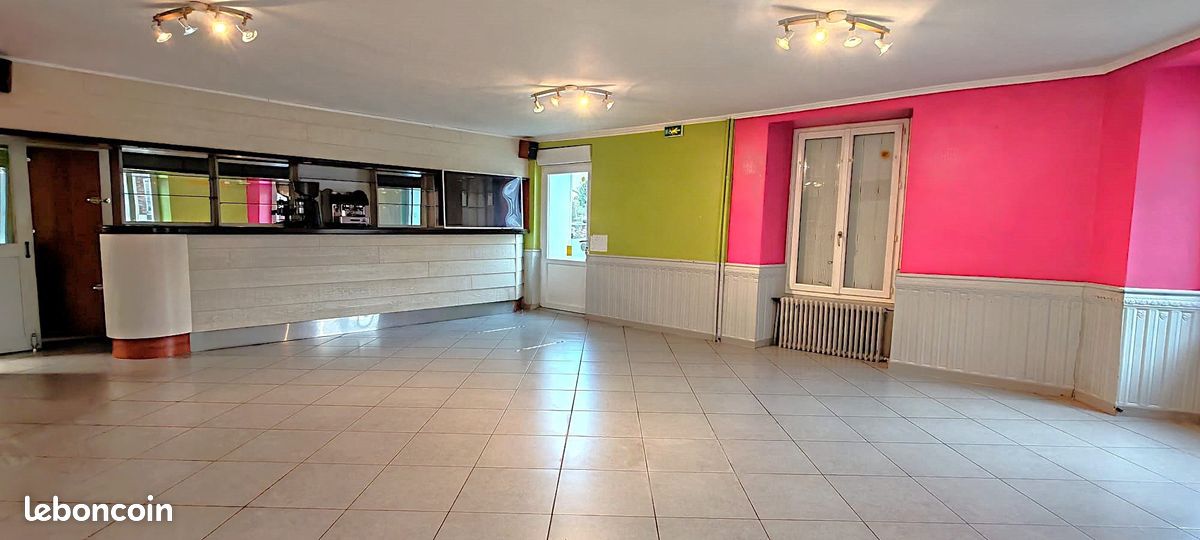 Bar restaurant sur axe passager. 

Pas de fond de commerce puisque nous avons cessé notre activité en 2023 suite à la reprise d'une autre entreprise.
Les murs sont en vente au prix de 120 000€ mais une location gérance peut être envisagé si e projet est sérieux.
 L'isolation vient d'être refaite ainsi que le mode de chauffage.
Grand appartement à l'étage loué actuellement en airbnb.
Possibilité de faire un tout autre commerce.
Restaurant: 2 salles capacité totale 65 couverts, plus de mobilier, cuisine complète et fonctionnelle avec grande chambre froide, cave.
Appartement: 5 chambres, 1 bureau 1 cuisine aménagée, sdb refaite en 2021, salon salle à manger, grenier.