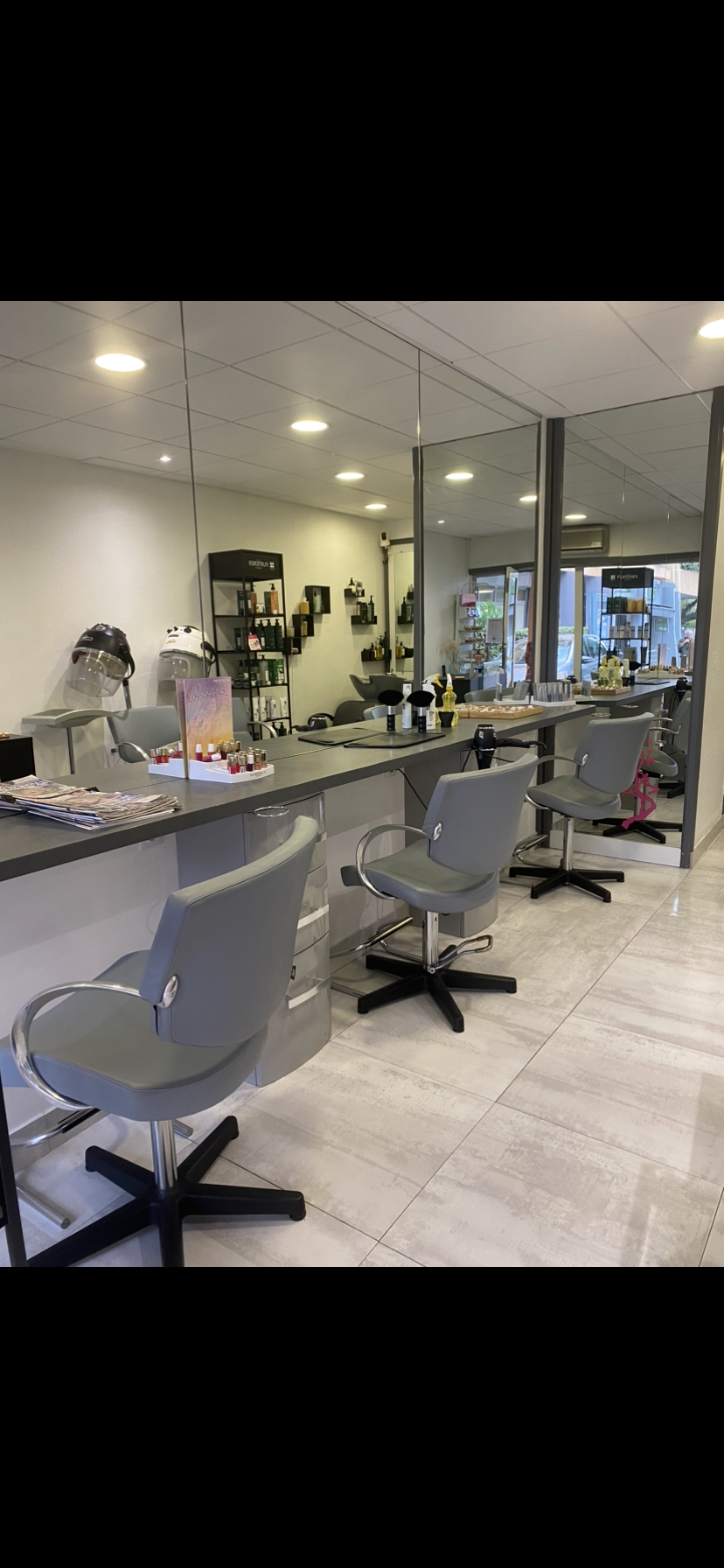 Salon de coiffure mixte 
Proche des plages , place commerçante avec parking devant 
Pas de salariés à reprendre
Loyer 750€
Très bonne clientèle à l année et estivale 
Possibilité d accompagnement