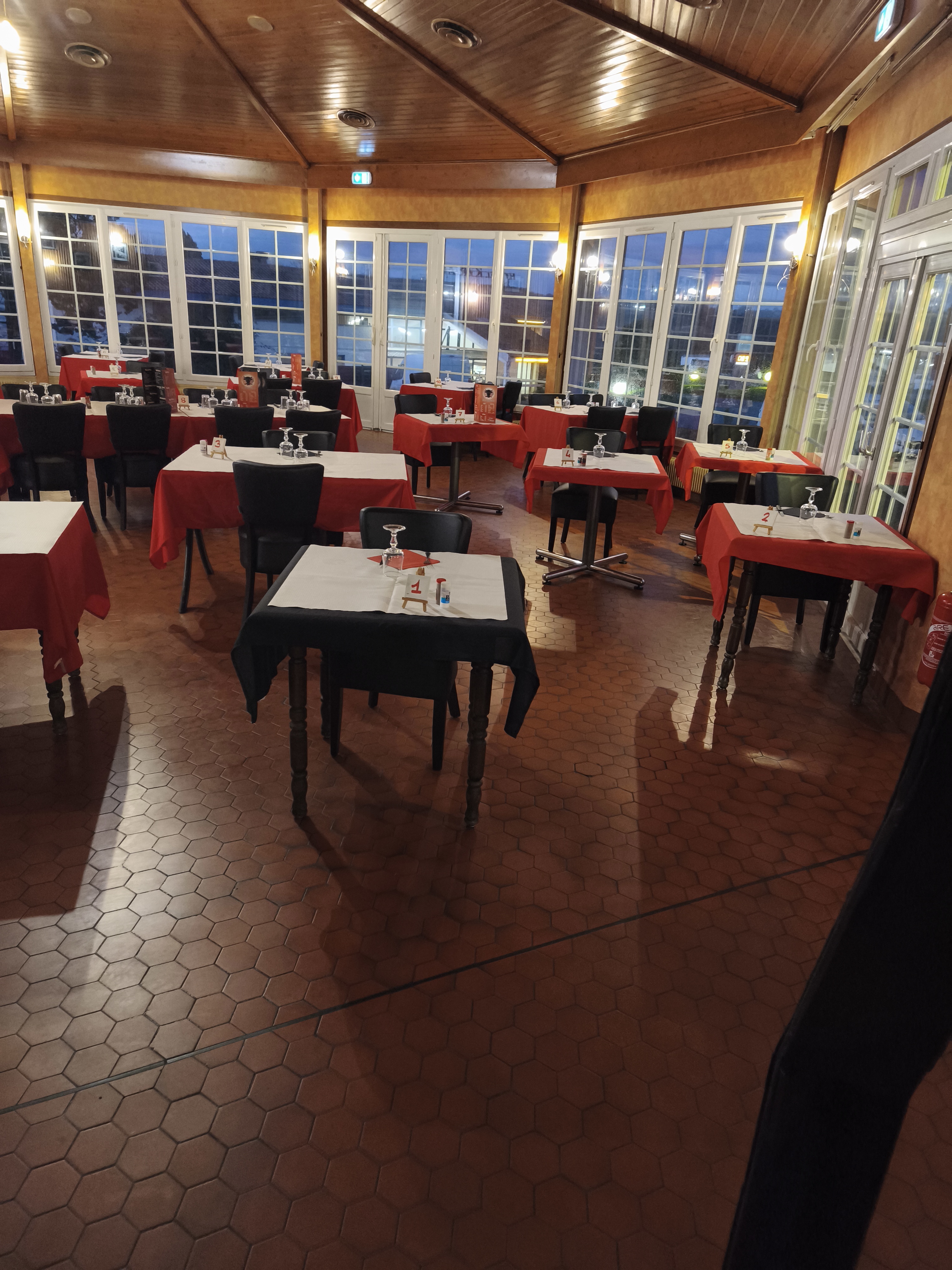 Restaurant prêt à l emploi. Fonctionnelle, Terrasse,salle séminaires salle de bar salle de restaurant ,cave ,bureau , vestiaire, grand parking,axe très passant, zone commerciale.convention avec hôtel sur le même parking.grande possibilité de développement,
CA actuelle sans publicité.
Vente cause  retraite et non reprise par les enfants.