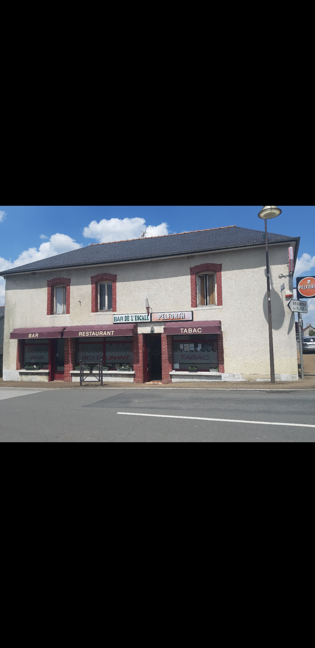 Actuellement il y a Bar, Tabac, Restaurant, Jeux de grattage, vente de journaux et dépôt de pain mais il y a possibilité de se diversifier et de développer l'activité.
Ce bien se situe proche de la sortie d'autoroute, situé entre Rennes et Laval.
Vente pour cause de départ a la retraite.

N'hésitez pas à me contacter