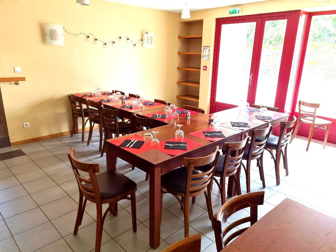 Au cœur du bourg de Leynhac, village situé dans le sud Cantal dans la vallée du Lot et proche de l'Aveyron, venez découvrir cet établissement de près de 240 m2 de surfaces utiles.
Cette gérance vous offre au 1er étage : 3 chambres d'hôtes avec salle de douches et wc , un espace commun équipée d'une cuisine et petit salon ainsi q'une buanderie.
En rez de chaussée, deux salles de restaurant d'une totalité d'environ 40 couverts, une cuisine professionnelle aux normes et un bar sous licence IV.  L'établissement contient également un appartement privatif T3 de 60 m2 avec accès privatif.
Chauffage au gaz, panneaux solaires ainsi qu'un insert, double vitrage.
Loyer 720 € TTC charges non comprises - 3 mois de caution demandés
Affaire à potentiel de développement pour toute personne ayant volonté de construire un projet épanouissant à la campagne et dans un environnement préservé.
Contacter la mairie de Leynhac au 04 71 49 04 92 / leynhac.mairie@wanadoo.fr pour toutes informations complémentaires et dépôt de dossier de candidature
Pour tout autre photos faire la demande