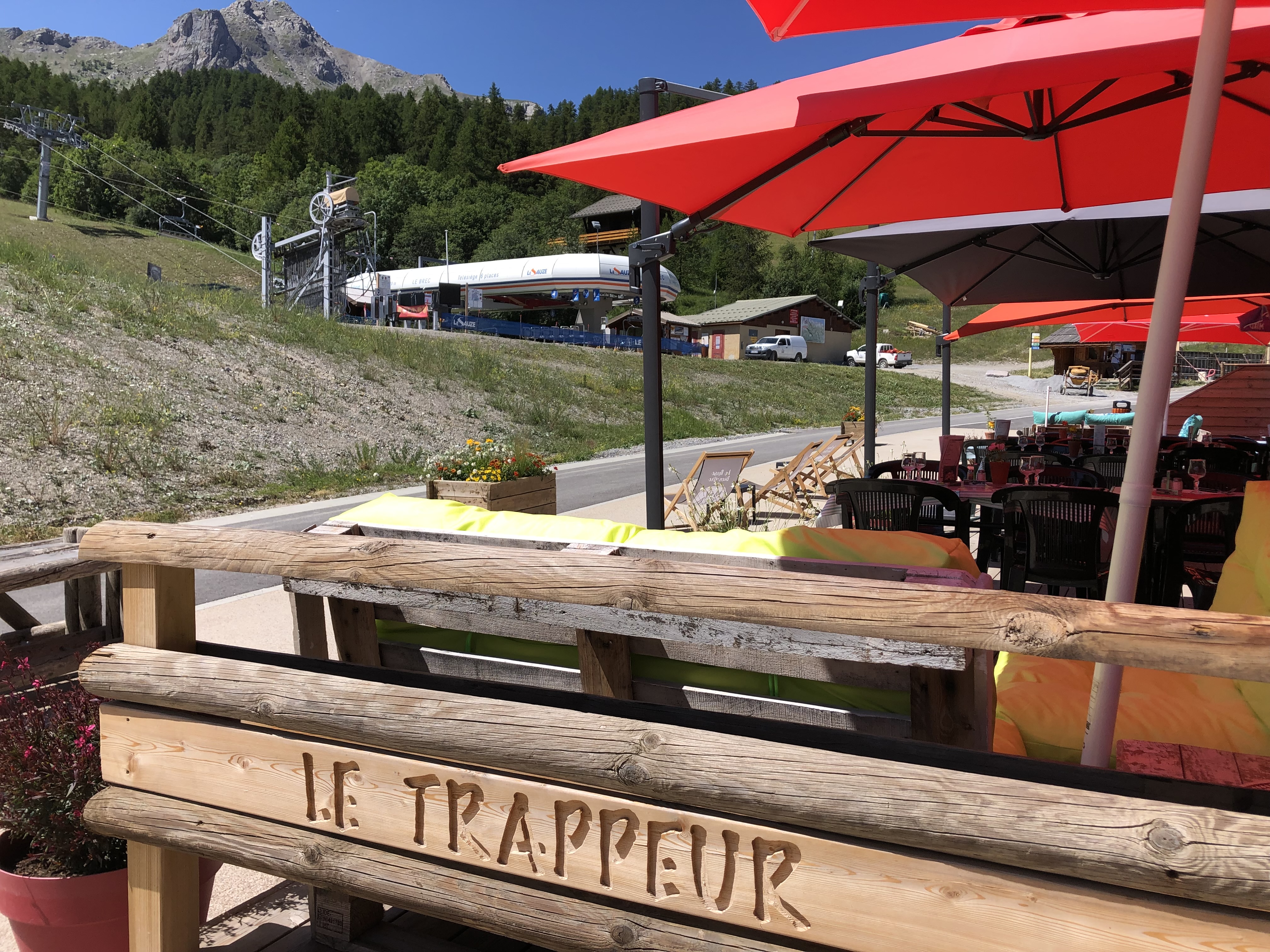 bar restaurant