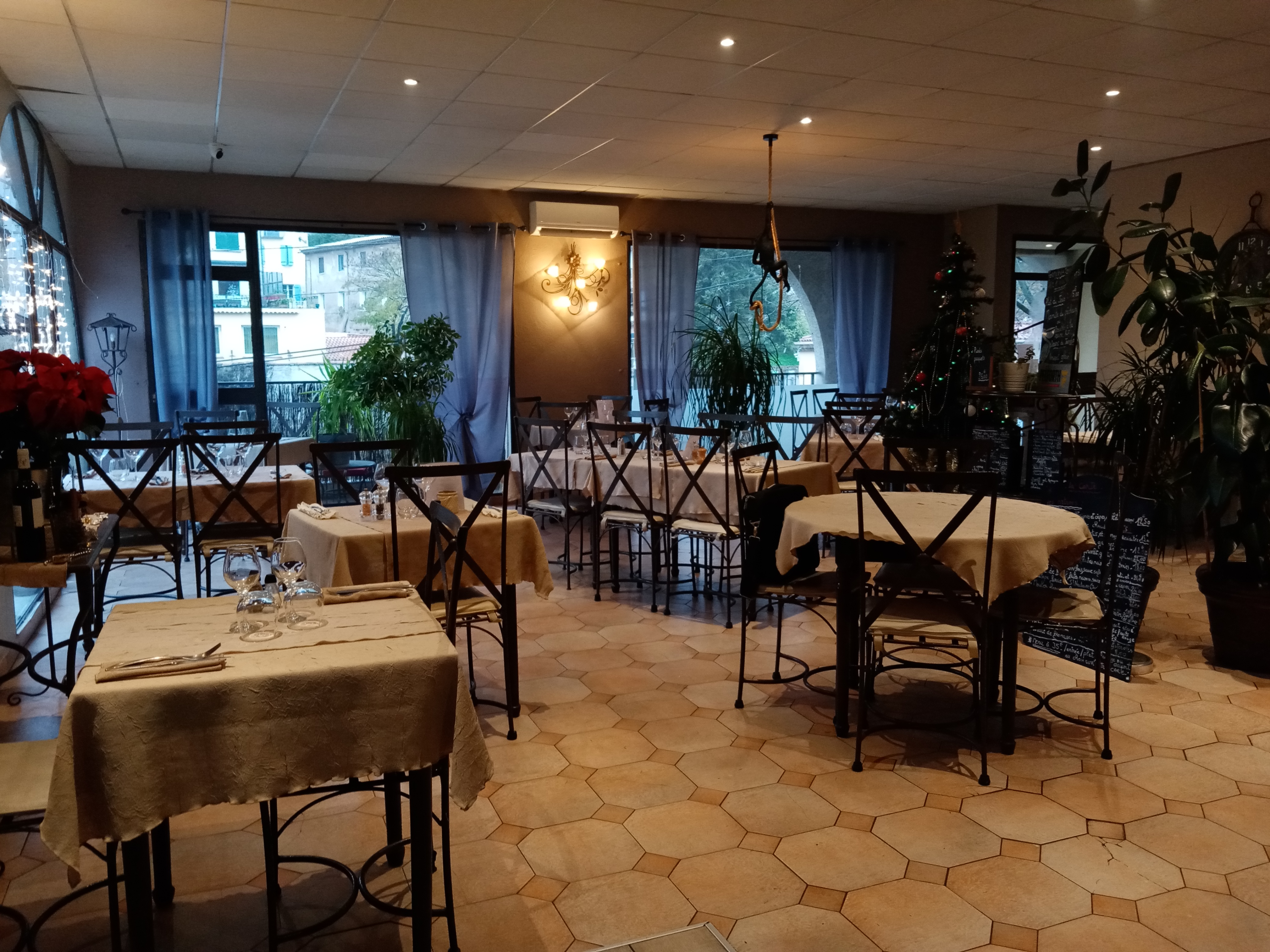 vend restaurant traditionnel cuisine et toilette aux normes loyer 900 euro dans village provençal du var terrasse 40 places intérieur 30