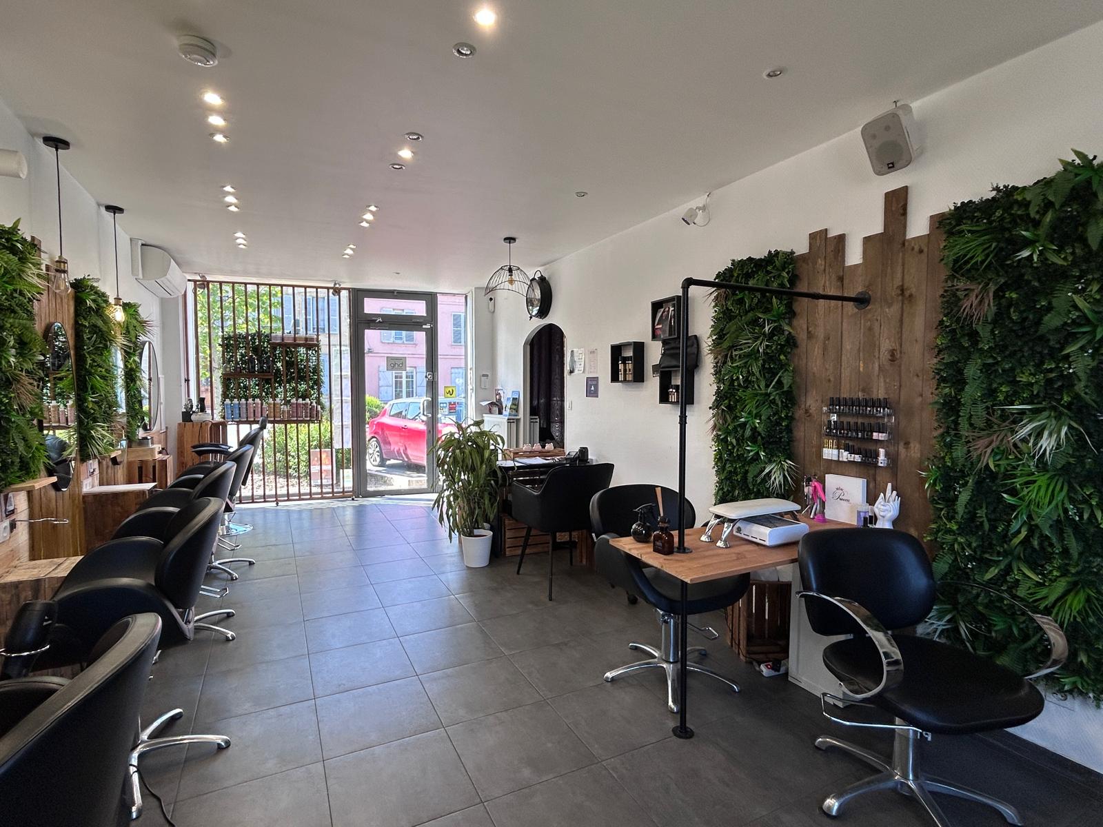 En plein cœur du centre-ville de Noailles, découvrez ce salon de coiffure de 58 m², parfaitement agencé et prêt à travailler sans aucun investissement à prévoir.

L’espace se compose de 5 postes de coiffure, 3 bacs à shampooing, ainsi qu’un poste dédié à l’onglerie. Le salon propose également un véritable espace différenciant avec un siège relaxant et une zone privative dédiée au hair spa et aux soins esthétiques, apportant une vraie valeur ajoutée à l’expérience client.

Une réserve de stockage fonctionnelle, une cave ainsi qu’une cuisine complètent le lieu, offrant confort et organisation au quotidien.

Le salon bénéficie d’une clientèle fidèle et régulière, avec un chiffre d’affaires stable, ce qui en fait une reprise sereine et sécurisée. Deux salariés sont à reprendre, assurant une continuité immédiate de l’activité.

Le loyer est particulièrement attractif : 526 €.

Côté potentiel de développement, tout est déjà en place pour aller plus loin : élargissement des prestations, développement de la vente de produits capillaires, mise en place d’un système de prise de rendez-vous en ligne… les leviers de croissance sont clairs et accessibles.

Un parking gratuit juste en face du salon facilite l’accès pour la clientèle, un vrai plus pour le secteur.

Dossier commercial complet disponible sur demande.

Honoraires d'agence à la charge de l'acquéreur. Prix honoraires inclus : 82500 euros. Prix hors honoraires : 75000 euros. Honoraires TTC à la charge de l'acquéreur (10,00% du prix du bien hors honoraires) : 7500 euros.
Bien non soumis au DPE. Les informations sur les risques auxquels ce bien est exposé, y compris l'obligation légale de débroussaillement, sont disponibles sur le site Géorisques : http://www.georisques.gouv.fr.
La présente annonce immobilière a été rédigée sous la responsabilité éditoriale de Mme Magali Dumont mandataire indépendant en immobilier (sans détention de fonds), agent commercial de la SAS I@D France immatriculé au RSAC de BEAUVAIS sous le numéro 841588205, titulaire de la carte de démarchage immobilier pour le compte de la société I@D France SAS.