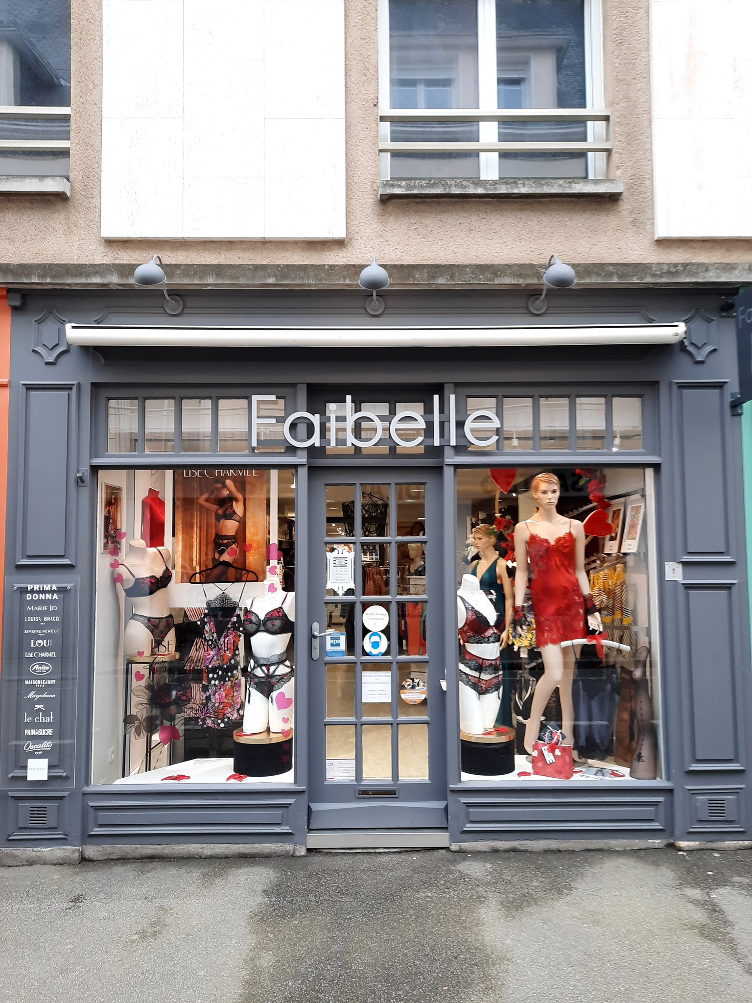 Cause départ retraite, vends Fonds de Commerce Lingerie - Maillots de bain, centre ville de Laval. Belle boutique multimarques, haut de gamme, Affaire existante depuis + de 50 ans. Surface de vente 47 m2, espace de stockage 63 m2, 2 cabines d'essayage. Gestion et fichier clients informatisés. Faible loyer. Pas de salarié. Accompagnement à la reprise.
Prix FDC 80 000€ + stock à définir