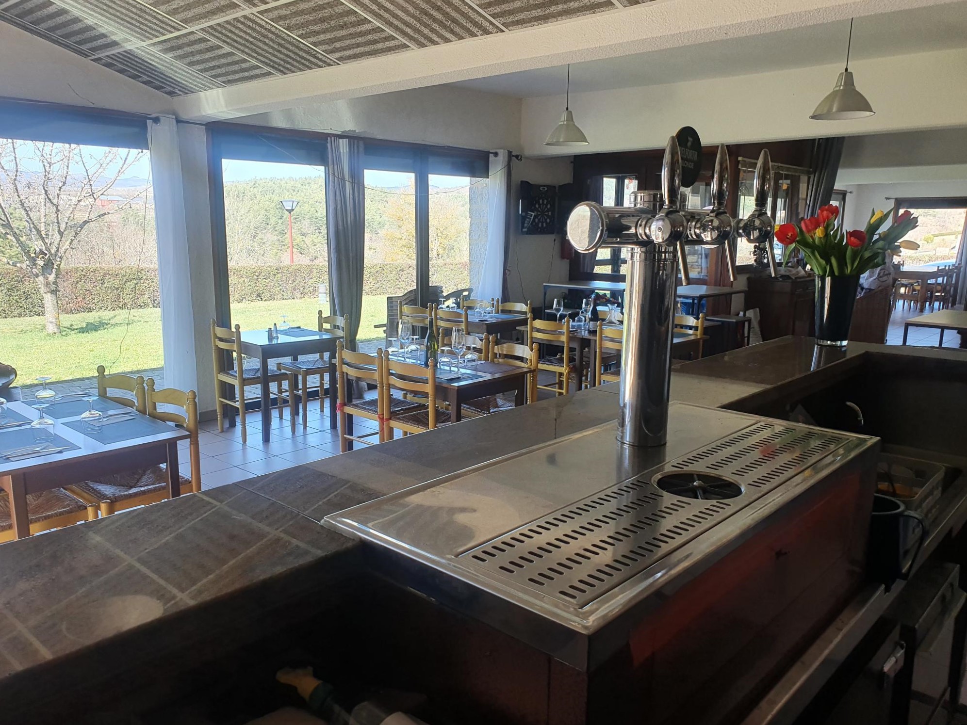 A reprendre, café-restaurant avec terrasse et jardin situé au cœur d’un  joli village en pierre sur les hauteurs du bassin de Marvejols (4 400 habitants) et à 15 minutes de l’A75 reliant Clermont-Ferrand à Montpellier.

Le bâtiment appartient à la mairie, il est composé de deux salles de restaurant (80 couverts – 100 m²) comprenant un espace café (licence IV). Le RDC s’ouvre sur une terrasse avec jardin (possibilité de 100-150 couverts, 500 m²) offrant un panorama exceptionnel sur les contreforts de l’Aubrac.

Cuisine fonctionnelle (30m2) avec réserve et espace de stockage de 20 m² comprenant une chambre froide négative. Cuisine traditionnelle maison. Clientèle fidélisée (particuliers, professionnels, associations).

Accompagnement possible des repreneurs selon modalité de cession retenue : achat du fonds ou location-gérance.

Logement T3 disponible à l’étage : 435 € par mois

Contrat de location-gérance- Loyer : 1 500 €/mois

OU Prix de cession du fonds : 35 000 €
