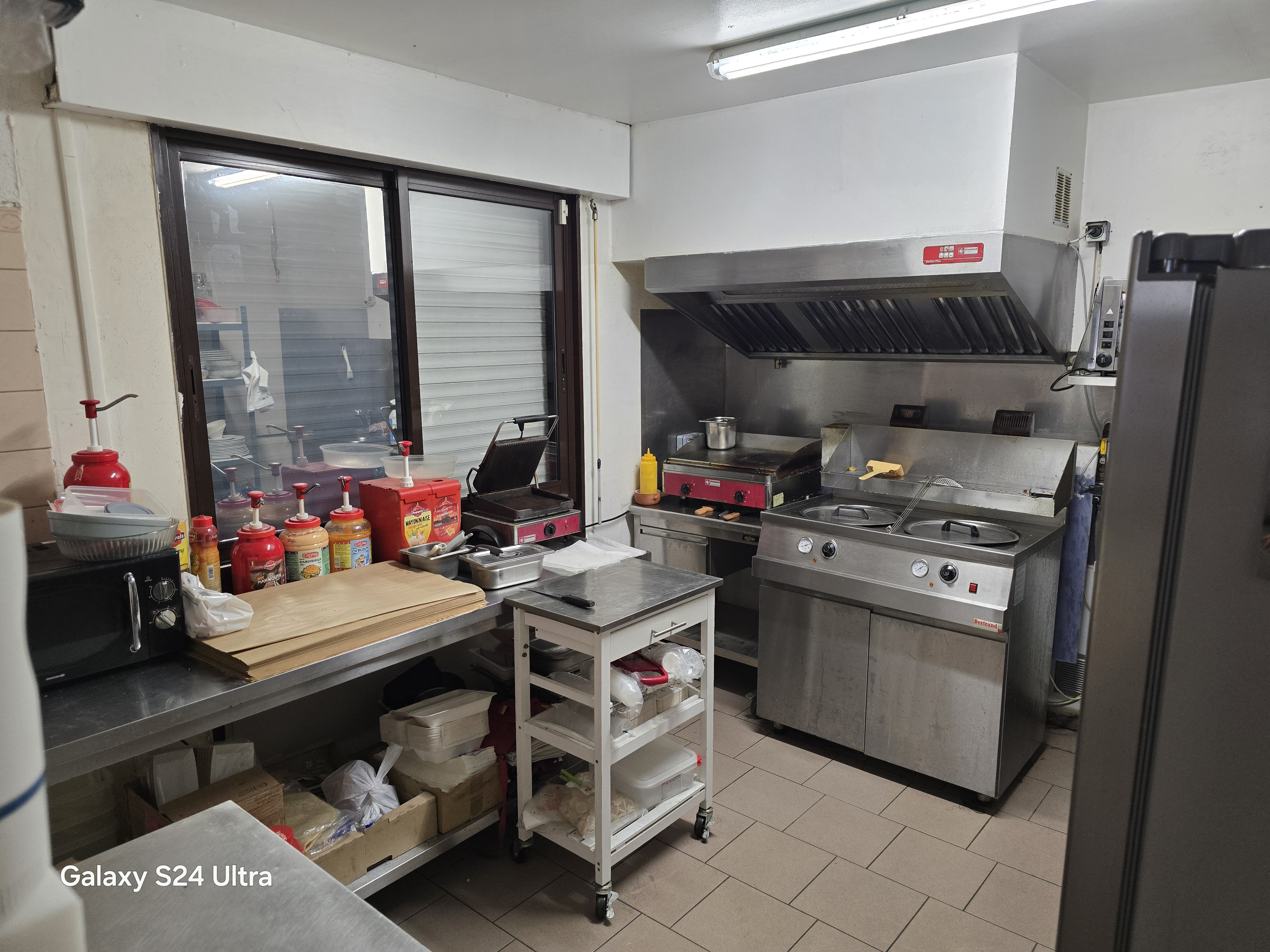 Vend Bar tabac pmu fdj snack dans village dynamique et animée avec 
  possédant plusieurs commerce  possedant places de parking  dont 1 pmr avec acces et toillettes,    250m2 pour le commerce avec logement de 175m2 mobilier et cuisine récente professionnel , possédant billard , baby foot , patio,terrasse équipé, sécurisée sur extérieur par volet et anti voiture bélier