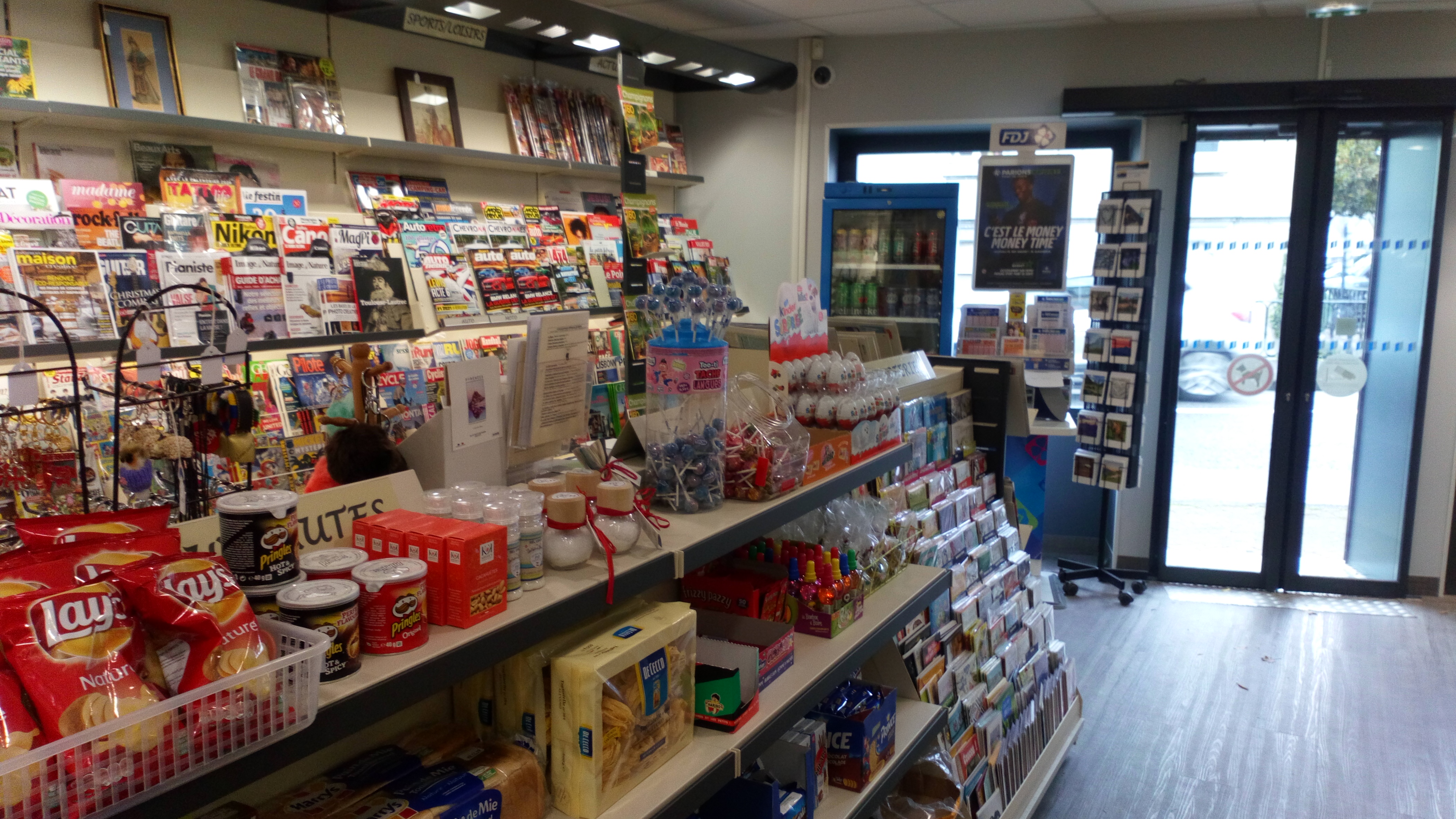 BELLE OPPORTUNITÉ !!! A vendre pour autre projet, fonds de commerce tabac, presse, FDJ, papeterie, articles cadeaux, accessoires de musique, confiserie, produits vape, photo box, timbres fiscaux, compte Nickel, boissons... Le magasin est situé sur un axe passant. Facilité de stationnement. Magasin entièrement rénové : a bénéficié du fonds de transformation des buralistes. Site internet, compte Facebook. Bail commercial 450 € HT/mois. Conviendrait à un couple. Accompagnement possible par le cédant. Pas de salarié à reprendre.