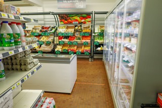 Cession fonds de commerce Epicerie - Tabac - Presse pour cause de départ à la retraite dans un charmant village gersois de 700 habitants regroupant plusieurs commerces de proximité.
La surface de vente est de 120 m² + réserves et chambre froide.
Vente de produits frais et locaux (dépôt de pain  traditionnel et bio le mardi, fruits et légumes, arrivage de poissons tous les mercredis, fromage à la coupe).
Clientèle familiale et fidèle.