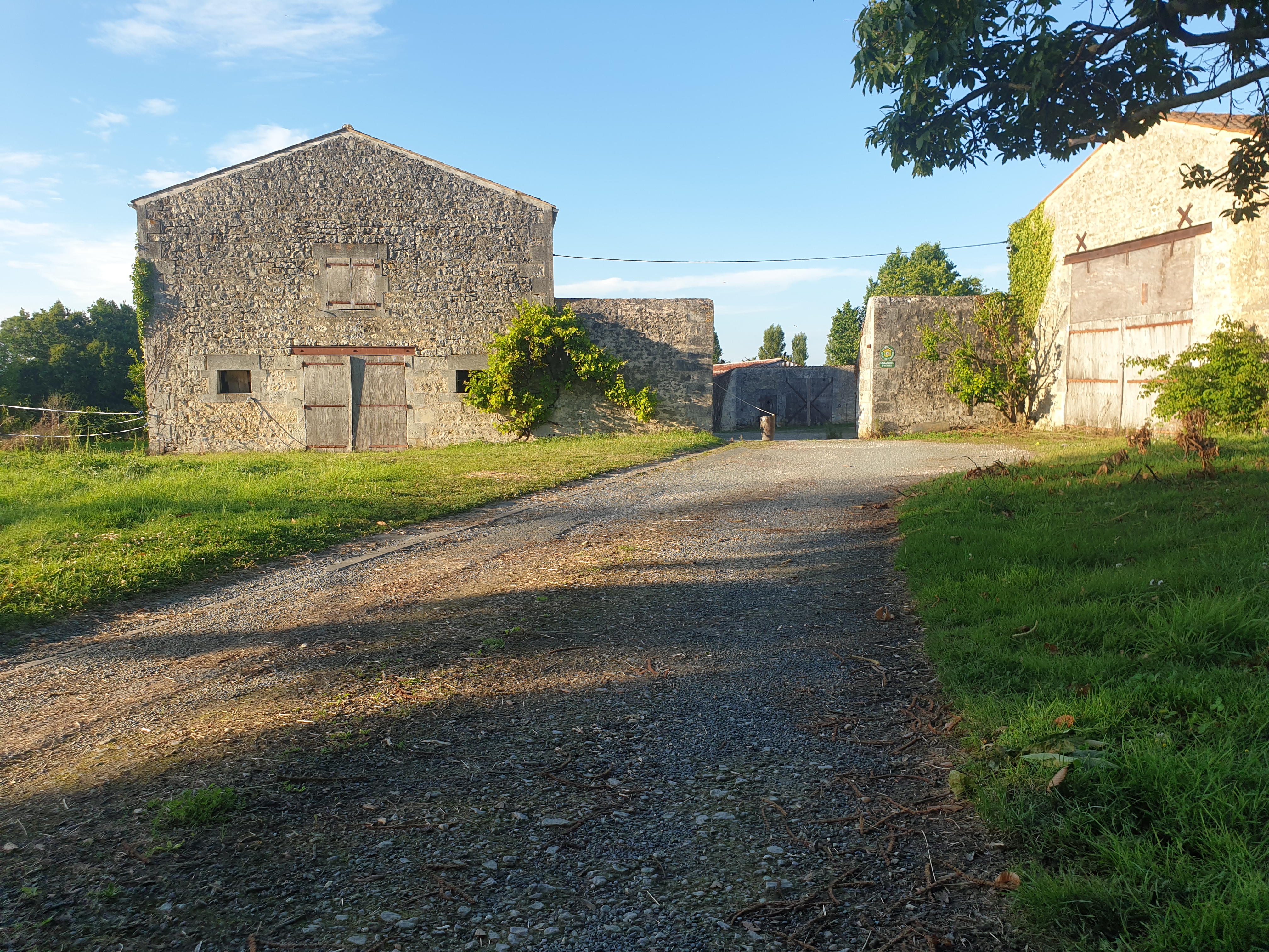 Ferme de Béligon – Un lieu de vie à transmettre

Après plus de 20 ans d'une belle aventure humaine, nous recherchons un repreneur passionné pour écrire la suite de l'histoire de la Ferme de Béligon, située à proximité de Rochefort-sur-Mer, en Charente-Maritime.

Cette ancienne ferme charentaise, implantée sur environ 3 hectares de nature préservée, offre un cadre authentique et paisible.

La propriété comprend une maison principale partiellement rénovée ainsi que plusieurs dépendances, dont une magnifique étable en pierre du XVIIᵉ siècle, d'environ 300 m² au sol sur deux niveaux, offrant un potentiel exceptionnel pour un projet de restauration, de réception ou d'hébergement.

À l'étage de la maison principale, trois chambres d'hôtes, chacune équipée de sa salle de bain et de ses toilettes privatives, ont été classées 3 épis et ont accueilli des voyageurs pendant plus de vingt ans.

L'établissement a également été référencé dans le Guide du Routard, témoignant de la qualité de son accueil et de son intérêt touristique.

Le domaine dispose également de deux puits en pierre, de haies bocagères, d'un remarquable espace boisé classé composé de chênes centenaires et d'espaces propices au calme et à la contemplation.

Ce lieu se prête à de nombreux projets :

chambres d'hôtes ou gîtes,
restaurant ou table d'hôtes (sous réserve des autorisations administratives),
salle de réception,
séminaires,
activités de bien-être,
hébergements insolites,
ou tout autre projet touristique valorisant ce patrimoine.

Plus qu'une propriété, la Ferme de Béligon est un lieu chargé d'histoire et d'authenticité, prêt à accueillir un nouveau projet de vie.

Nous souhaitons transmettre ce domaine à une personne ou une famille désireuse de préserver son âme tout en développant son potentiel touristique.