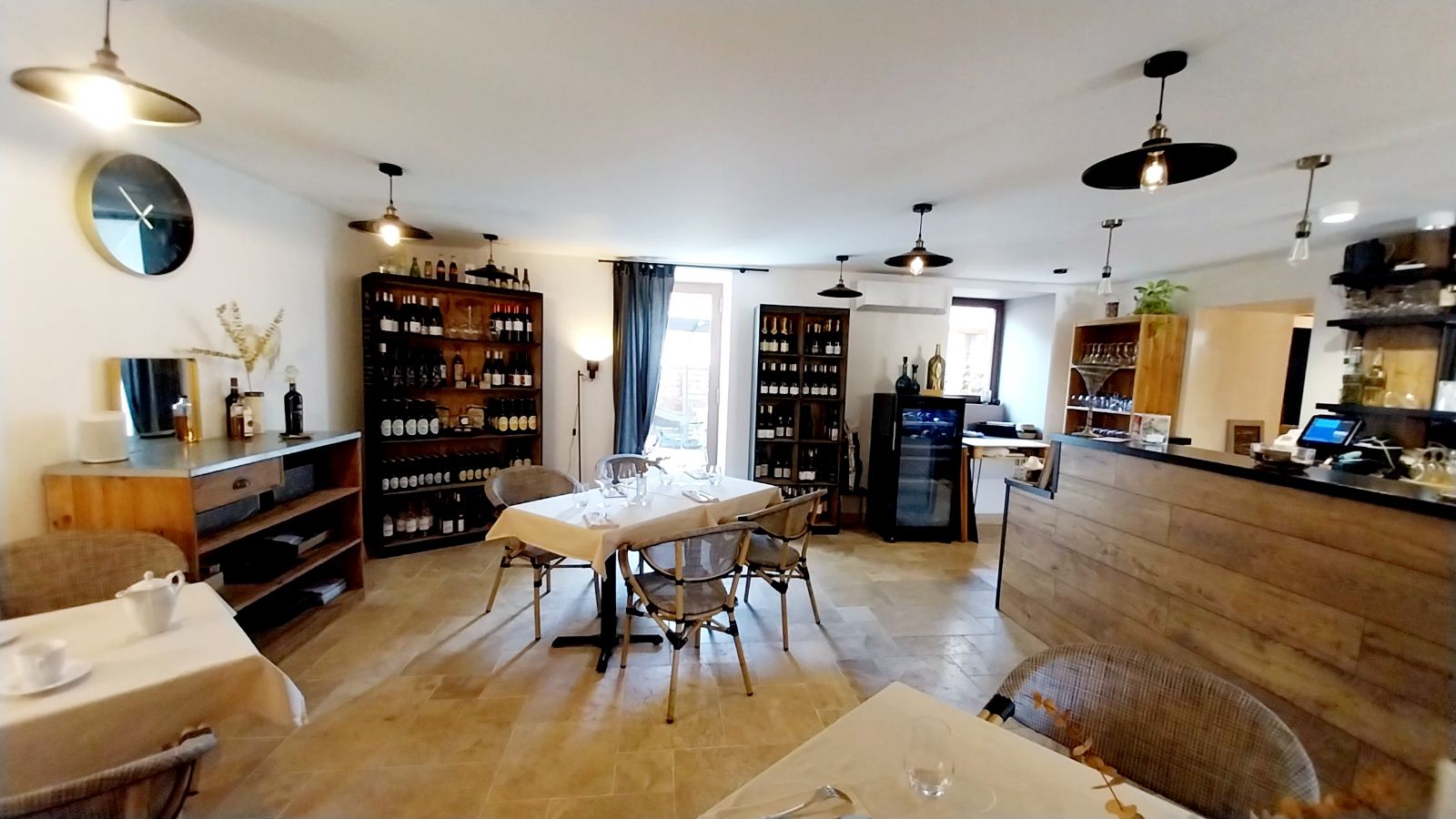 Situé au cœur de Saint-Martin-le-Redon, village paisible et touristique du Lot, nous cédons le fonds de commerce du "Loup Blanc". 

C’est l’opportunité parfaite pour un couple ou une famille cherchant à allier une activité de restauration rentable et une qualité de vie privilégiée.

💎 UNE AFFAIRE SAINE ET IMMÉDIATEMENT OPÉRATIONNELLE : L'établissement est logé dans une bâtisse bourgeoise du XVIIIème siècle de 330m², entièrement rénovée avec soin. Aucun travaux n'est à prévoir.

•	Capacité : 40 couverts en salle (charme des pierres et poutres) et 40 couverts en terrasse sur une place piétonne calme.
•	Équipement Pro : Cuisine de 40m² complète et parfaitement entretenue (Hotte révisée Janvier 2026).
•	Confort thermique : Pompes à Chaleur air/eau. Climatisation réversible, isolation haute performance et double vitrage pour des charges maîtrisées.

🚀 PROJET DE VIE ET POTENTIEL DE DÉVELOPPEMENT : En plus du restaurant, vous disposez d'un levier de croissance immédiat :
•	4 Chambres d'hôtes : Elles sont prêtes à l'emploi (salles d'eau privatives, sets de linge complets fournis) mais ne sont pas exploitées à ce jour.
•	Espace Bien-être : Une cour intérieure offre le potentiel pour installer un SPA ou un espace détente.
•	LICENCE IV : Incluse dans la cession.

🏠 UN LOGEMENT DE FONCTION PENSÉ POUR LA FAMILLE : Le bail inclut un appartement de 95m² à l'étage (2 chambres + 1  pièce pouvant faire office de bureau ou de chambre, salon, cuisine) disposant de sa propre terrasse privative. C'est le cadre idéal pour s'installer sereinement avec des enfants.

📍 ENVIRONNEMENT ET CHIFFRES :
•	Localisation : À 5 min du Château de Bonaguil (70 000 visiteurs/an), proximité des vignobles de Cahors et Golf 9 trous à 500m.
•	Chiffre d’Affaires moyen : > 310 000 € HT (croissance +10%/an).
•	EBE 28400€
•	Loyer exceptionnel : 1 200 € / mois CC (logement inclus), soit 4,6% du CA. (Bail incluant restaurant  : 800€/mois + logement de 95m² 400€/mois)
•	Masse salariale actuelle de 130 000 €. Le fonds est cédé sans personnel, offrant donc une grande flexibilité de gestion pour un couple ou une équipe familiale.

Prix de cession : 118 000 € (Vente directe propriétaire).