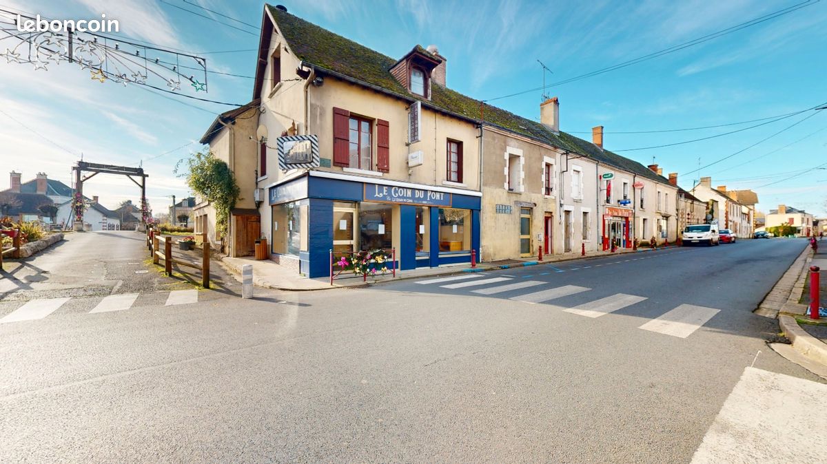 Local commercial – Ancienne boulangerie à reprendre  

Village historique - Canal de Berry – Axe passant  

Situé en angle d’immeuble, le bâtiment est traversant et bénéficie d’une triple exposition exceptionnelle entre la rue Pierre Loyau (rue principale du village), la rue du Cher et les bords du Canal de Berry. L’arrière du local donne directement sur le canal, offrant un cadre agréable et exploitable selon le projet.  

Au rez-de-chaussée, sur rue principale, anciennement exploité en boulangerie, le local développe une surface totale d’environ 122 m².  

Il se compose de :  
une pièce commerciale / boutique, un local de rangement, une pièce cuisine / laboratoire, une arrière-cuisine, des toilettes, un local technique.  
L’ensemble est fonctionnel et permet une reprise en boulangerie, snacking, restauration rapide, petite restauration ou toute autre activité alimentaire compatible.  

Historique:  
La boulangerie a cessé son activité principale suite au départ à la retraite, il y a un peu plus d’un an, des exploitants en place depuis plus de 20 ans. Deux locataires se sont ensuite succédé sans réelle dynamique commerciale.

Environnement & potentiel:  
Le village, calme en période hivernale, bénéficie de forts atouts touristiques le reste de l’année. Cette charmante cité médiévale, historiquement marquée par le passage de Jeanne d’Arc, attire depuis plusieurs années un tourisme régulier, en augmentation.  

Depuis début 2025, le village est desservi par "l’itinéraire de l’autoroute du vélo”, avec un arrêt direct sur la commune, renforçant la fréquentation :  
cyclotouristes, familles, visiteurs de passage, clientèle en recherche de pauses, restauration rapide ou halte gourmande.  

La clientèle est majoritairement familiale, avec un temps de visite long (pauses, repas, voire nuitées).  

Proposition de reprise:  
Le local nécessite une remise aux normes électriques. Dans ce contexte, nous proposons une période de gratuité de loyer suivi d'un loyer évolutif afin de faciliter la reprise d’activité et d'accompagner le porteur de projet dans sa phase de lancement.