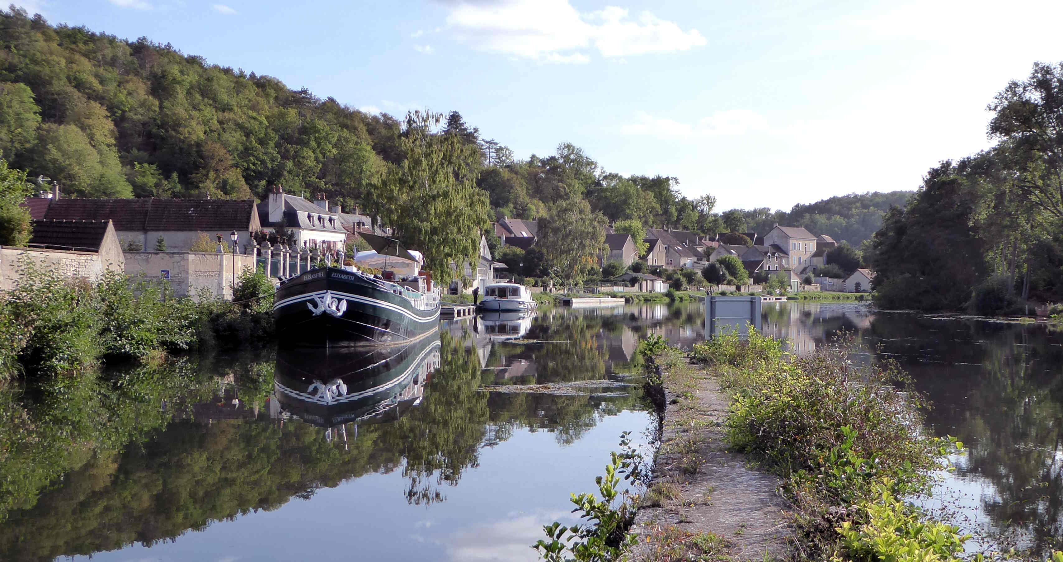 Description

1 Notre village

Situé à 25 km au Sud d’Auxerre, Mailly la Ville est un charmant village de 500 habitants traversé par le canal du Nivernais et la rivière l’Yonne. 


La fréquentation touristique est importante de mai à septembre avec la proximité de Vézelay et la halte nautique où les bateaux de tourisme stationnent drainant des touristes français et étrangers.

La fréquentation des cyclotouristes est également intense en période estivale mais aussi en mi saison.

Une aire de loisirs et un Snack en bordure de la rivière est située à proximité. En été elle est très fréquentée par la population locale mais aussi des Auxerrois y viennent trsè régulièrement.

Les commerces sont loin pour les habitants et aucune commune voisine ne dispose actuellement d’épicerie de proximité.

La demande pour la réouverture de l’épicerie « multicommerce » est importante de la part des habitants de la commune, du secteur et de nos nombreux visiteurs.

L’ensemble de ces éléments apporte un fort potentiel commercial surtout sur la période de mai à octobre.

2 Le commerce

Situé au dans la rue principale du Village en face de la Mairie le local est installé dans un bâtiment communal. L’épicerie était en fonctionnement début 2026.


Descriptif :
-	un local principal de 60 m2,
-	un petit local annexe de 14 m2,
-	une grange de 30 m² non attenante située à quelques mètres pouvant faire office de réserve, 
-	WC et point d’eau.

L’ensemble ne dispose pas d’aménagement (vitrine, caisse etc.…)


3 Conditions :
-	Bail commercial dérogatoire de 1 à 3 ans.
-	Loyer à convenir avec la Mairie.

4 Contact :
Mairie de Mailly la Ville : 37 rue Camélinat 89270 MAILLY LA VILLE
Adresse mail : mailly.ville@wanadoo.fr