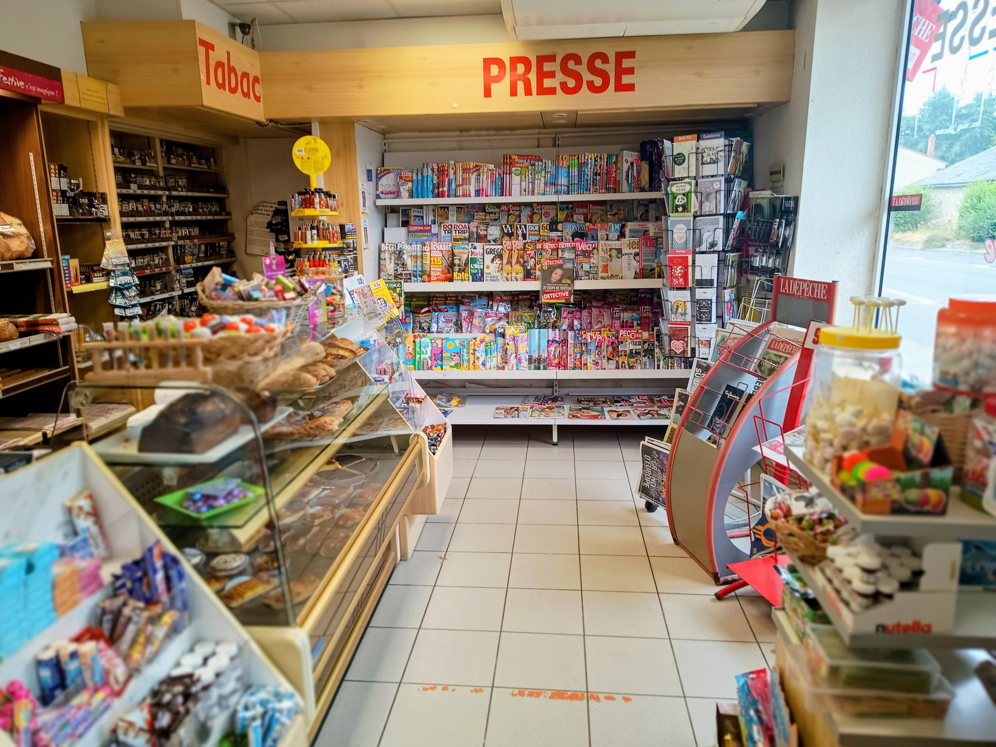 Opportunité rare en milieu rural dynamique

Situé au cœur du village de Trentels, ce commerce multi‑services bénéficie d’une excellente visibilité et d’une clientèle locale fidèle et régulière.

L’activité principale de boulangerie, pâtisserie et viennoiserie est complétée par de nombreux services de proximité :épicerie, tabac, presse, gaz, relais Poste, assurant un flux constant de clientèle et une forte attractivité.

Les atouts du commerce :

Fournil et laboratoire de plus de 100 m², spacieux, fonctionnels et entièrement équipés (matériel en bon état).

Magasin d’environ 50 m², aménagé et équipé pour l’ensemble des activités.

Personnel en place, sérieux, compétent et impliqué, facilitant la reprise.

Locaux professionnels + logement attenant, un véritable confort pour l’exploitant.

Données économiques :

Chiffre d’affaires en progression continue depuis plus de 3 ans

👉 CA moyen : environ 350 000 €

Résultat net annuel moyen : environ 45 000 €

Fort potentiel de développement (amplitudes horaires, diversification, snacking, services complémentaires…)

Motivation de la cession :

Les gérants, proches de la retraite, souhaitent transmettre leur commerce à un repreneur désireux de poursuivre la dynamique économique et sociale du village, avec toutes les clés pour réussir.

Conditions :

Prix du fonds de commerce (hors stock et tabac) : 250 000 €

Accompagnement possible pour le montage du dossier de reprise par un conseiller de la Chambre de Métiers et de l’Artisanat du Lot‑et‑Garonne