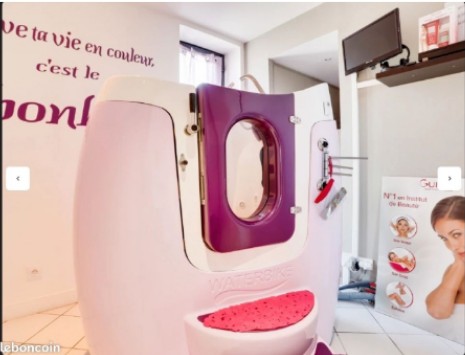 À vendre – Institut de beauté clé en main – Listrac-Médoc (33)

✨ Belle opportunité de reprise pour professionnel(le) de la beauté ! ✨

Après plusieurs années d’activité, je propose à la vente mon institut de beauté situé à Listrac-Médoc, pour un changement de projet professionnel.

L’institut bénéficie d’un espace agréable d’environ 85 m², parfaitement aménagé, avec plusieurs cabines permettant de développer différentes prestations.

Le local comprend notamment 5 cabines :

- Cabines de soins visage et corps
- Espace épilation et épilation définitive
- Cabine équipée Waterbike
Et deux autres cabine
 - Climatisation réversible
- Adoucisseur d’eau
- Matériel professionnel complet permettant une reprise immédiate

L’activité est actuellement orientée autour des soins esthétiques, soins corps, épilation, soins pieds, minceur/bien-être et prestations spécialisées.

💡 Possibilité de développer l’activité grâce à la location ou mise à disposition de cabines à des professionnelles indépendantes (freelance) : masseuse, prothésiste ongulaire, praticienne bien-être, etc., afin de créer un véritable espace beauté/bien-être partagé.

✅ Institut prêt à travailler
✅ Matériel disponible pour démarrer immédiatement
✅ Potentiel de développement important
✅ Clientèle existante

La vente intervient uniquement dans le cadre d’un changement de voie professionnelle. 
Le prix de vente comprend le stock produits ,le matériel et bien sûr 'a clientèle . 

Une belle opportunité pour une personne souhaitant s’installer ou développer son activité dans un lieu déjà aménagé.

📩 Contactez-moi pour plus d’informations, photos, chiffres et visite.
