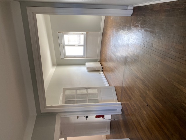 Immeuble mixte à vendre – Centre Montluçon, rue Jules Ferry situé en plein 
centre-ville, près de la gare et du lycée 
Situé  en plein cœur de Montluçon, cet immeuble mixte à rénover offre une opportunité rare pour investisseurs ou professionnels à la recherche d’un bien à fort potentiel.

🔹 Rez-de-chaussée commercial :
•	Magasin avec vitrine, arrière-boutique, bureau, WC – 53 m²
•	Grand local à usage de stockage ou stationnement couvert – 285 m²
•	2 pièces au fond du local + 2 pièces à l’étage à rénover 
🔹 Habitation :
•	1er étage : appartement loué – env. 90 m²
•	2e étage : appartement libre – env. 90 m² ( A rénover ) 
•	3e étage : grenier aménageable