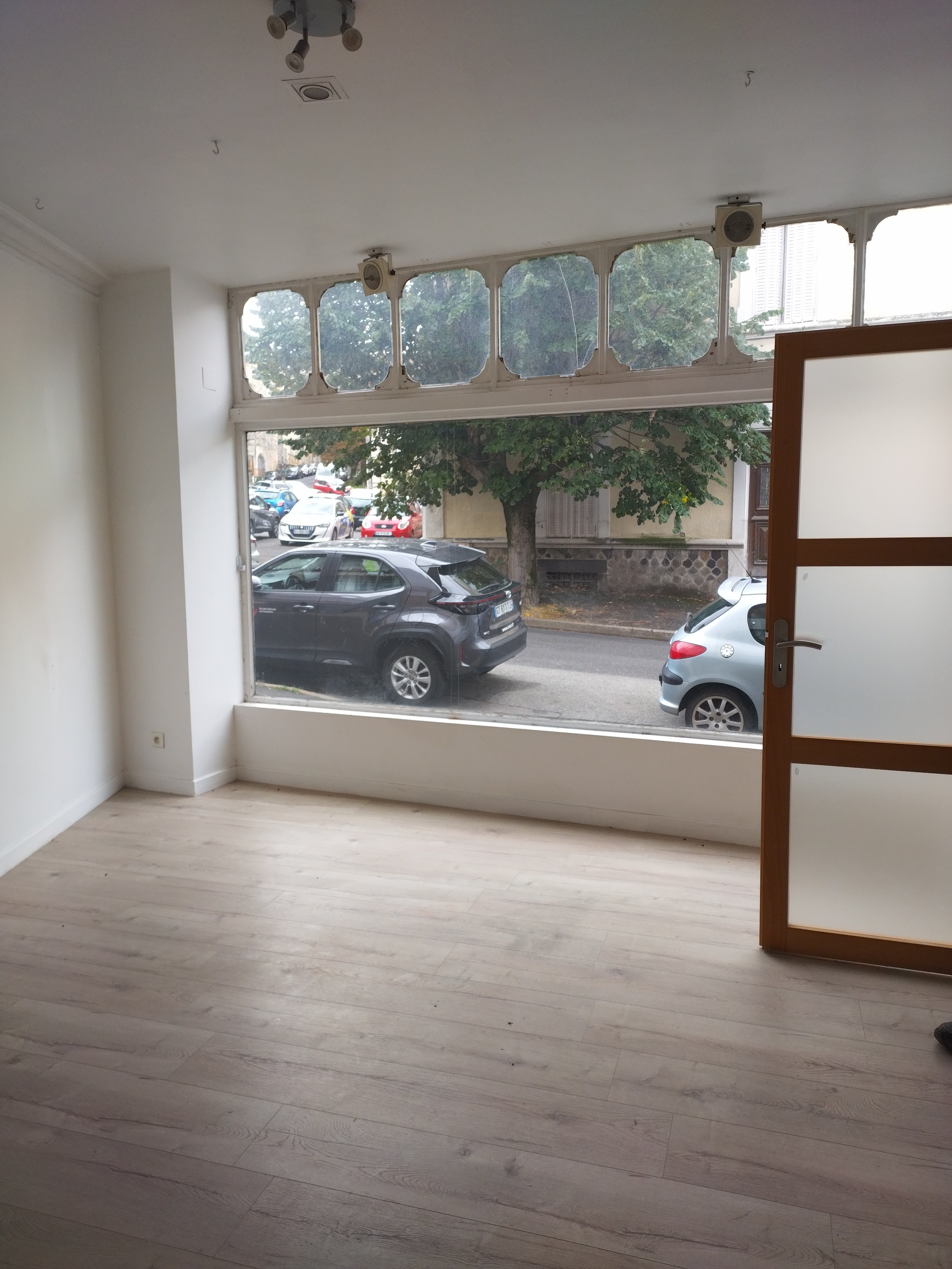 À louer – Local commercial 120 m² – Plein centre-ville de Billom – Belle visibilité 

📍 Emplacement idéal en cœur de ville, sur un axe passant de Billom, ce local commercial de 120 m² offre une belle vitrine donnant sur rue, parfait pour capter l’attention de votre clientèle.

🛠️ Le local est fonctionnel et polyvalent, réparti en 4 grands espaces, avec :

Un coin cuisine aménagé

Un sanitaire avec WC

Une disposition idéale pour une activité commerciale, profession libérale, bureaux, ou encore médecine douce / alternative

💼 Convient parfaitement pour :

Cabinet de thérapeute

Agence ou bureaux administratifs

Commerce de proximité