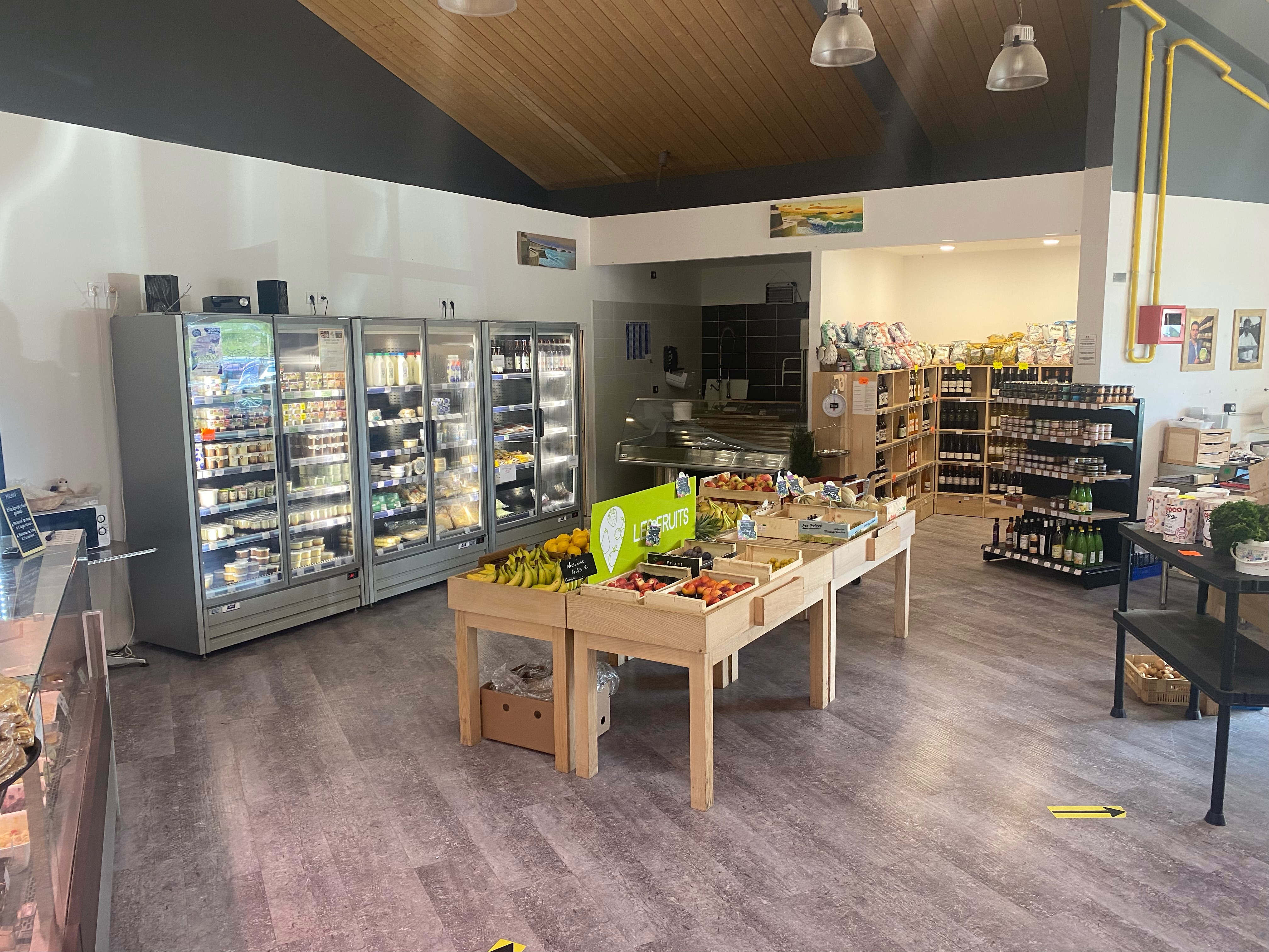 A vendre fonds de commerce, 

Idéal pour un passionné du métier de la bouche ou un investisseur souhaitant développer une activité rentable.  

Magasin alimentaire bien établi situé dans une zone très passagère.  

Le magasin offre une large gamme de produits locaux et d'épicerie générale :   

- Boucherie / charcuterie / traiteur (plats à emporter, entre 80 et 120 par jour)
- Fromage à la coupe 
- Primeur  
- Crèmerie 
- Épicerie  
- Poissonnerie   

Surface de vente : 150 m2  Stocks et mobilier compris dans la vente.  Clientèle régulière et fidèle.  

Potentiel de développement.  Rennes nord.  Prix à négocier.  Premier contact par email.