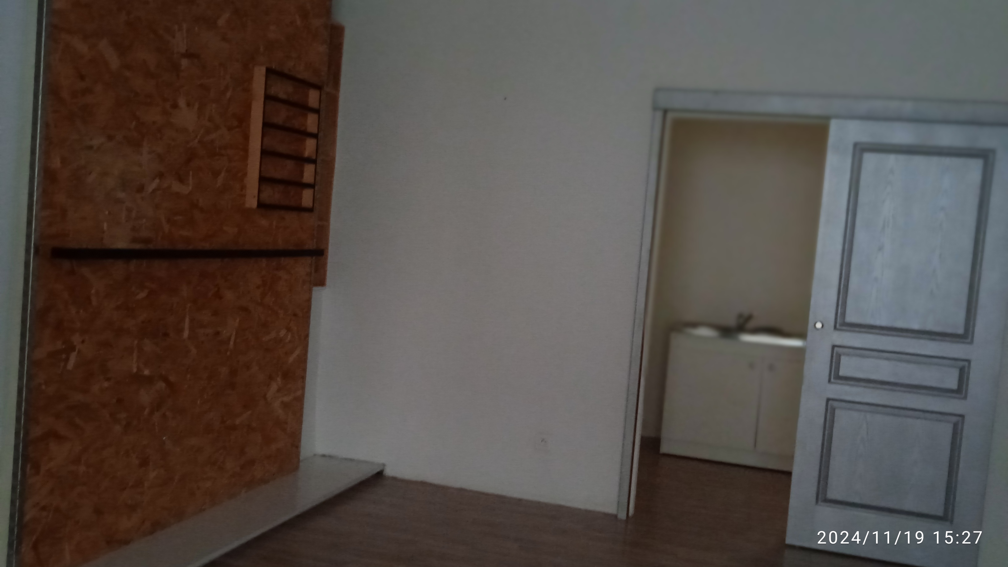 Petite ville 2000 habitants avec tous commerces, je propose un local de 60m2 comprenant une grande pièce avec son petit coin kitchenette, une entrée qui peut servir de salle d'attente, toilette prévu pour handicapé.
Ce local était occupé par une couturière qui a due cesser son activité, elle travaillait beaucoup et c'est un manque pour les clients.
Le loyer est de 350 € par mois.