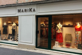 A vendre, cause retraite, fonds de commerce, boutique de prêt à porter féminin, située au coeur de ville, rue piétonne n°1. Marques qualitatives dont la notoriété fidélise depuis de nombreuses années une clientèle locale, départementale et touristique. Enseigne indépendante. Grandes vitrines qui permettent de valoriser l'offre. Loyer modéré. Surface de vente de 40m2 (plus 40 m2 de réserve) Locaux en parfait état, exploitation immédiate. Chiffre d'affaires constant, très bonne rentabilité.

Prix du fonds de commerce à débattre.