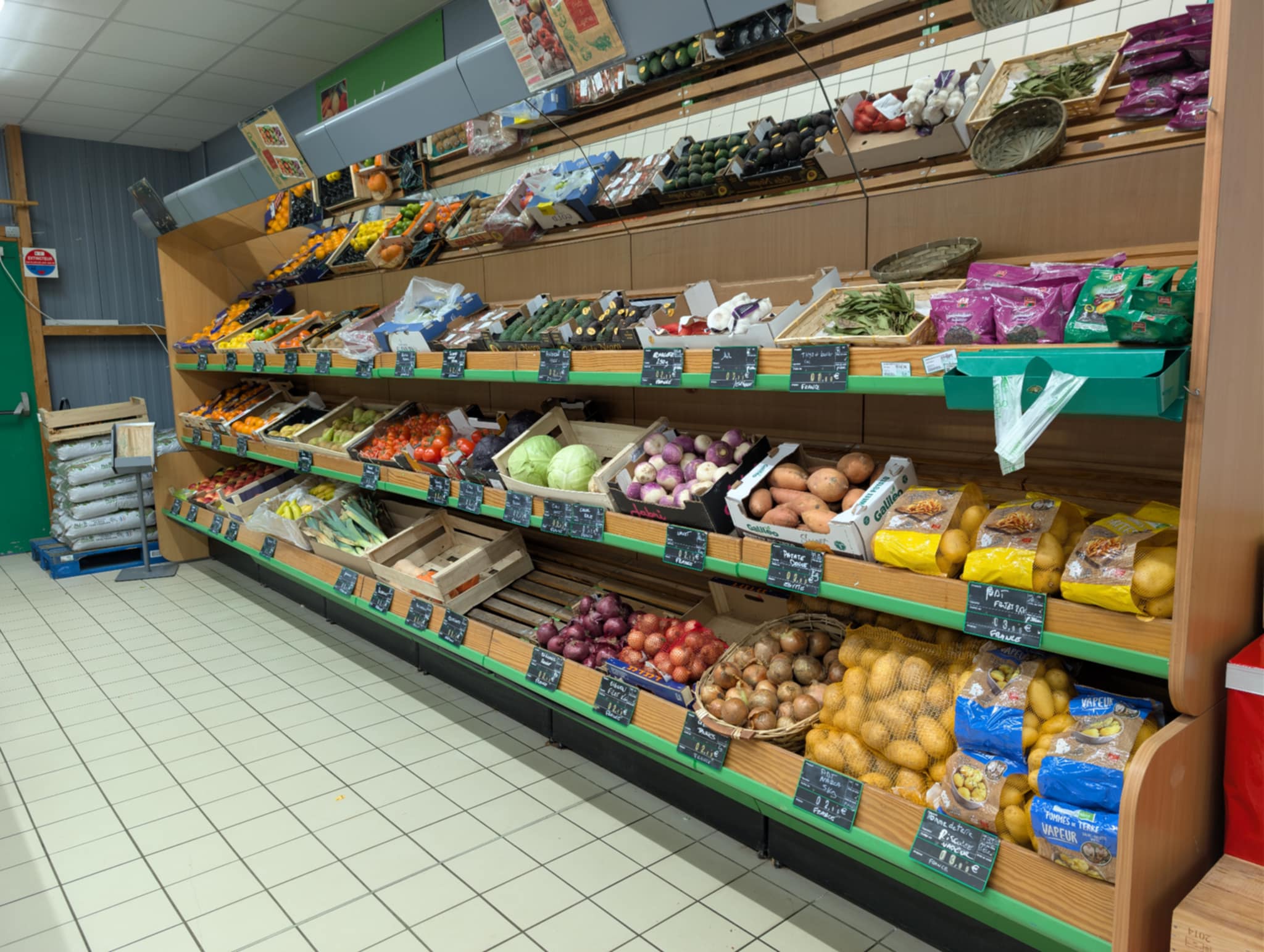 Superette alimentaire de belle surface :  250 M2 de surface de vente et 150 M2 de réserve, proposant gaz, presse, Rôtisserie le week end, rayon charcuterie trad, fruits es légumes, produits locaux, livraisons à domicile.

1,5 jours de repos par semaine, pause le midi, et 3 semaines de congés annuels .

Commerce existant depuis plus de 20 ans , chiffre stable , idéal couple ( si tenue en couple une après midi de repos chacun son tour )=  confort de vie ++.

Commerce sur commune avec toutes commodités (maison médicale, école, commerces ....)

Murs appartenant à la mairie , donc loyer très modéré.