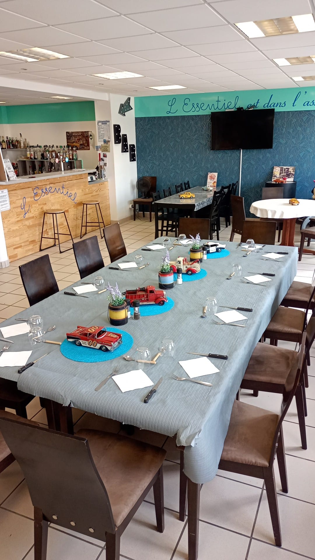 Missions :

Nous recherchons actuellement un.e candidat.e à la gérance du futur café multiservice à Contrisson, qui est ouvert dans le cadre de l’initiative « 1000 cafés ». Le besoin en personnel étant d’1,6 ETP (équivalent temps plein), les candidatures de binômes sont encouragées. Le/la gérant.e peut en effet être accompagné.e d’une personne salariée par le café.

Contrisson est une commune rurale d’environ 820 habitants, située au nord du département de la Meuse, dans le Grand Est et à proximité de Bar-le-Duc. Le local du futur café se caractérise par une petite structure commerciale multi- services très saine, entièrement rénovée, en plein essor et offrant un excellent potentiel d’évolution pour le.a futur.e gérant.e. Il est idéalement situé sur la place du village avec des espaces de stationnements disponibles à proximité. Aussi, une terrasse attenante au café comportant une dizaine de places assises permet de profiter des beaux jours. La vie associative et l’offre culturelle sont riches et dynamiques et la commune dispose d’une école. L’usine ArcelorMittal située à proximité contribue également au dynamisme de la commune. L’ensemble de l’équipe municipale et des habitants est fédéré autour du projet de café multiservices qui est ouvert depuis octobre 2021.

La restauration et le bar étant des activités importantes pour ce projet, nous valorisons les expériences en restauration et en hôtellerie. Les autres services pressentis sont : Restauration le midi / dépôt de pain, pâtisseries, viennoiseries (très demandé) / épicerie de dépannage /presse locale

Nous recherchons avant tout des personnalités garantissant la convivialité du lieu, capables de co-construire les services de proximité répondant aux besoins identifiés en lien avec la commune, en adhésion avec les valeurs de l’économie sociale et solidaire. Des qualités de gérant, de commerçant ainsi qu’une réelle volonté d’entreprendre sont clés pour ce poste.

La perspective de contribuer à la revitalisation rurale en prenant la gérance d’un café multiservice vous séduit ? Rejoignez maintenant l’initiative 1000 Cafés !

1000 cafés est une initiative du GROUPE SOS qui a pour but de recréer du lien social dans les communes rurales. Elle contribue à redynamiser les territoires par la création ou la reprise de cafés multiservice dans des communes de moins de 3 500 habitants qui n'ont plus de café ou risquent de le perdre.

Les principes de l'initiative “1000 cafés” du GROUPE SOS sont :

● Faire du café un espace de convivialité multiservice qui proposera un café et une gamme de services de proximité qui n’existent plus dans la commune
● Créer un café au plus près de chaque territoire : faire participer les habitants des communes, écouter leurs besoins et envies, en s’assurant que le café vivra pleinement demain
● Accompagner le café dans la création et la gestion au quotidien : faciliter l’accès aux locaux, mutualiser des fournisseurs, proposer des outils de gestion, accompagner les relations avec les institutions

L’initiative 1000 cafés a été lancée en septembre 2019 et nous comptons déjà un réseau de cafés multiservice en pleine croissance.

Si vous souhaitez vous lancer dans une aventure entrepreneuriale au service de la convivialité de votre village, si vous voulez être au cœur d’un projet pensé pour et par les habitants, alors portez-vous candidat !
Pour plus d’informations, rendez-vous sur notre site internet 1000cafés.org

Profil recherché : 

• Vous souhaitez vous engager en faveur de la ruralité et de la redynamisation des petites communes 
• Vous justifiez d’une expérience significative dans le secteur de la restauration et maitrisez les techniques culinaires essentielles, ainsi que les normes d’hygiène et de sécurité
• Vous êtes disponible et prêt à vous engager dans une démarche entrepreneuriale afin que le projet prenne corps au sein du village
• Vous avez des bases solides en gestion et faites preuve de rigueur et d’organisation
• Vous êtes fédérateur et maîtrisez les outils de communication
• Vous êtes motivé, sérieux, adaptable, proactif et avez un fort intérêt pour les valeurs de l’économie sociale et solidaire
• Vous savez gérer des situations difficiles en gardant votre sang-froid
• Vous remplissez les conditions liées à l’octroi d’une licence de débit de boissons (licence IV).

La rémunération du gérant dépend du niveau d’activité de la SARL dont celui-ci a la responsabilité. Notre objectif : créer le cadre nécessaire pour que vous puissiez vous rémunérer à hauteur de 1800€ mensuel brut. Base à laquelle vient s'ajouter  :​

	•     1,5 % du chiffre d’affaires mensuel pour l'activité de restauration et de bar​

	•     1% du chiffre d'affaires mensuel sur les autres services​

           •     33% du résultat annuel d'exploitation 


Ouverture envisagée : juin 2023 

Statut : Gérant.e mandataire