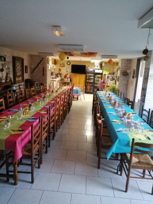 Prix de Vente : 80 KE avec le Fourgon commercial de l'Estaminet.
Sans le fourgon : 60KE.
Avec le fond de commerce : Tout l'Equipement et le Stock.
Sans les murs loués à la Commune d'Agny (800€/mois).

Très Grande possibilité de développement.

Cause départ en Retraite à/compter du 1er janvier 2024.