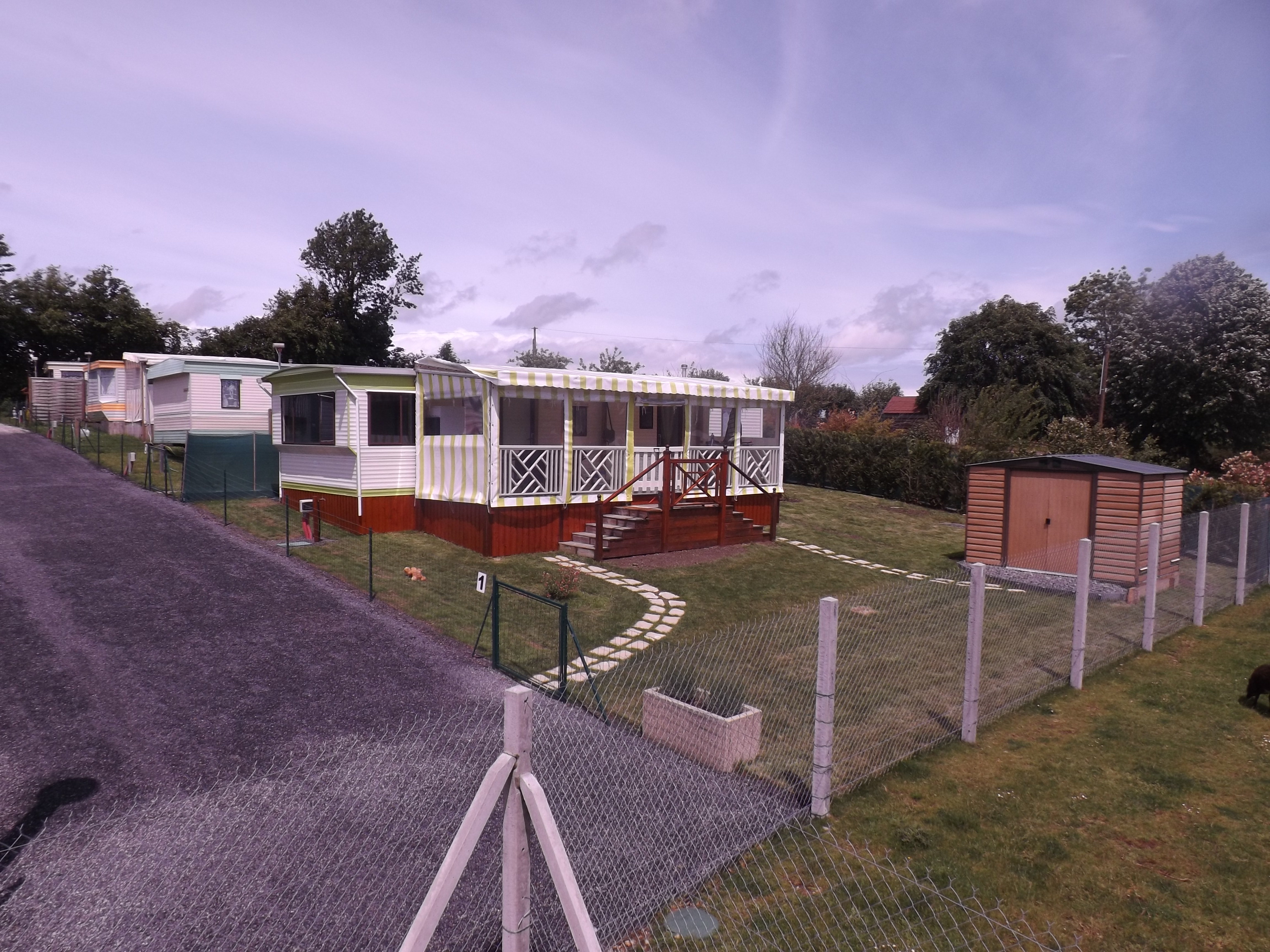 NORMANDIE CALVADOS -A vendre sur3ha 37a 05ca -Site de pêche et son fond de commerce -Activité: pêche, bar, brasserie, location de mobile home, comprenant :7 étangs pour un total de 1.1 ha d'eau alimentés par des sources et un forage ,maison d'habitation récente T6 à ossature bois (RT2012), nombreux matériels et équipements en parfait état, permettant d'exercer les activités dans de bonnes conditions
