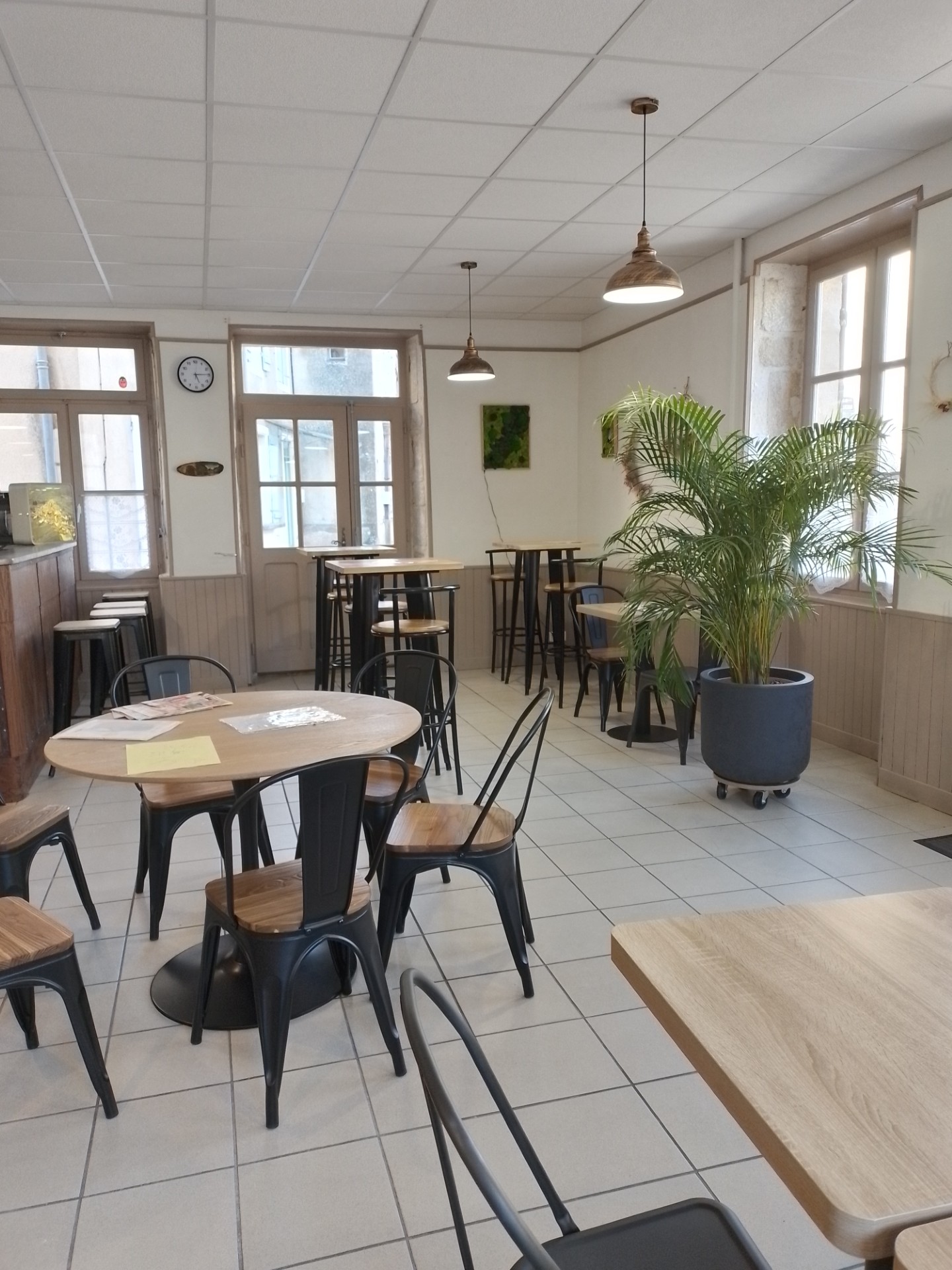 MONT SAINT VINCENT, Bourgogne du Sud—Recherche le futur exploitant d’un Café Restaurant (avec Licence IV)
Salle de restaurant de 30 couverts complétée par une terrasse 16 couverts et possibilité d’une terrasse supplémentaire,
Actuellement, l’activité BAR est assurée en après-midi, 5 jours/semaine, toute l’année, des habitudes de consommation sont maintenues
Idéalement, conviendrait à une cuisine bonne et simple, fait maison, lieu très favorable à une offre bar et glacier en après-midi, en haute saison
Au cœur du centre historique de la bourgade (secteur piétonnier l’été), l’un des plus hauts sommets des monts du charolais bénéficie de beaux panoramas et propose les visites (église romane, musée archéologique, ruelles et vieilles demeures, 3 lieux d’exposition, un nacrier et 18 artisans locaux….)
Situé dans l’aire d’attraction de Montceau les Mines (100.000 habitants), le restaurant pourra compter sur une clientèle locale fidèle (professionnels et familles) ; boutique artisanale et commerce multiservice voisin, école primaire sur place,
Ensemble régulièrement entretenu, accessibilité et toilettes PMR ok, cuisine bien dimensionnée, logement T5 à l’étage, bail loyer de 950 € ttc mensuel comprenant immobilier commercial, logement et licence IV
Beau potentiel : au sein d’un village médiéval pittoresque lui assurant une très belle fréquentation touristique, nombreux hébergements locaux