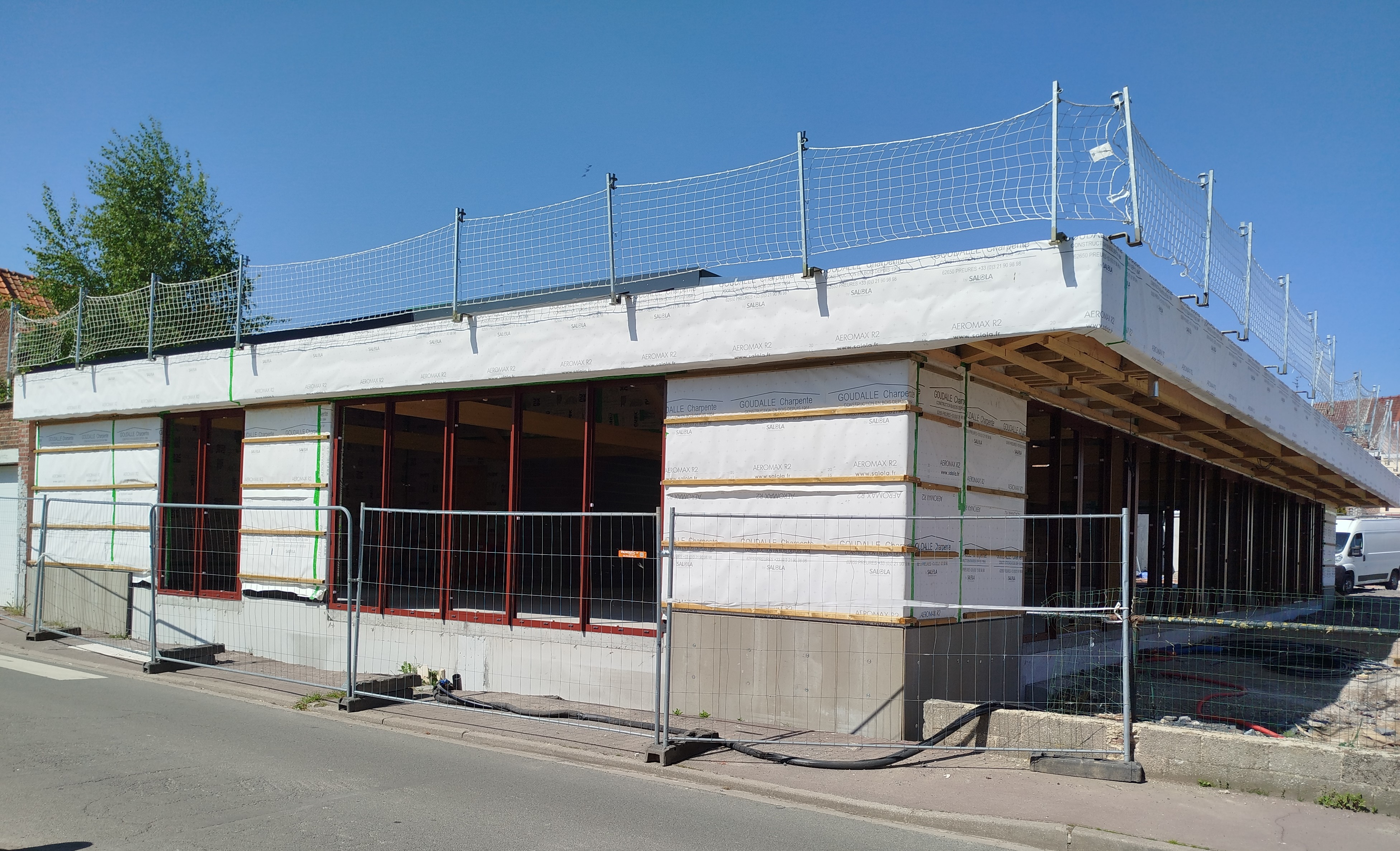 Cellules entre 90m2 et 145m2
Restauration possible
Loyer 60€ HT /m² / an

La commune d'Ennetières-en-Weppes propose à la location 3 cellules commerciales dans un nouvel ensemble commercial situé en plein cœur du village. La commune est située dans les Weppes, un territoire attractif et dynamique à l'Ouest de la métropole lilloise, qui allie cadre naturel et proximité des différentes commodités urbaines.

L'ensemble commercial se démarque par sa qualité architecturale avec ses toitures végétalisées et équipées de panneaux photovoltaïques. Un accès piéton avec une rampe PMR, ainsi que 12 places de stationnement assurent une accessibilité optimale pour ces 3 cellules.

Conditions
Adresse : angle des rues du Bourg et du Patronage - Ennetières-en-Weppes
Surfaces :
surface totale de l'ensemble commercial : 341 m²
surfaces des cellules : 106 m², 90 m² et 145 m² (modulable à la marge)
La plus grande cellule pourra bénéficier d'une terrasse extérieure
Loyer : 60€ HT /m² / an
Franchise accordée pendant la durée de l'installation, dans la limite de 3 mois.

Locaux disponibles à partir d'octobre 2025

L'appel à candidature donne la priorité aux commerces de bouche et services à la personne (primeur, épicerie, caviste, traiteur, boucherie, boulangerie, restauration traditionnelle, fleuriste, mercerie, coiffure, etc.)

Date limite de dépôt des dossiers : 15/09/2025

Plus de détails sur le projet sur le lien suivant : 
https://ennetieres-en-weppes.com/2024/12/17/appel-a-candidature-de-3-cellules-commerciales/

Aide(s) possible(s)
Accompagnement possible de la CCI et de la CMA dans les différentes étapes de constitution des dossiers.

Une aide à l’investissement immobilier et/ou productif est mobilisable sous conditions auprès de la Métropole Européenne de Lille.