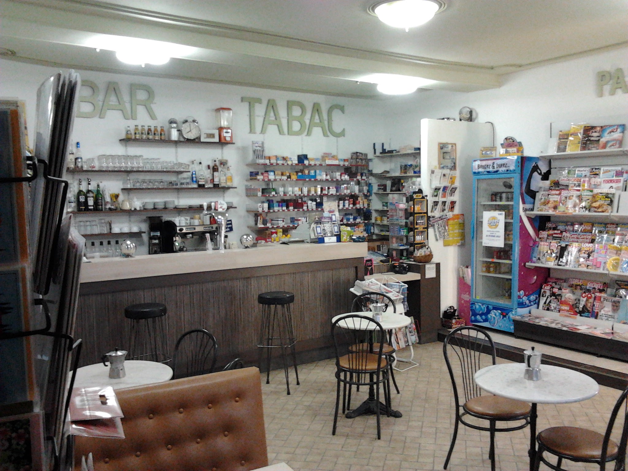 Bar tabac presse dans village de 980 habitants traversés par la nationale 7 dans le cœur du village 
Sur la place du village 
De nombreux commerces telles que la boulangerie le Vival la pharmacie coiffeur esthéticienne
Nous avons l'école primaire et alimentaire 
Une maison de retraite