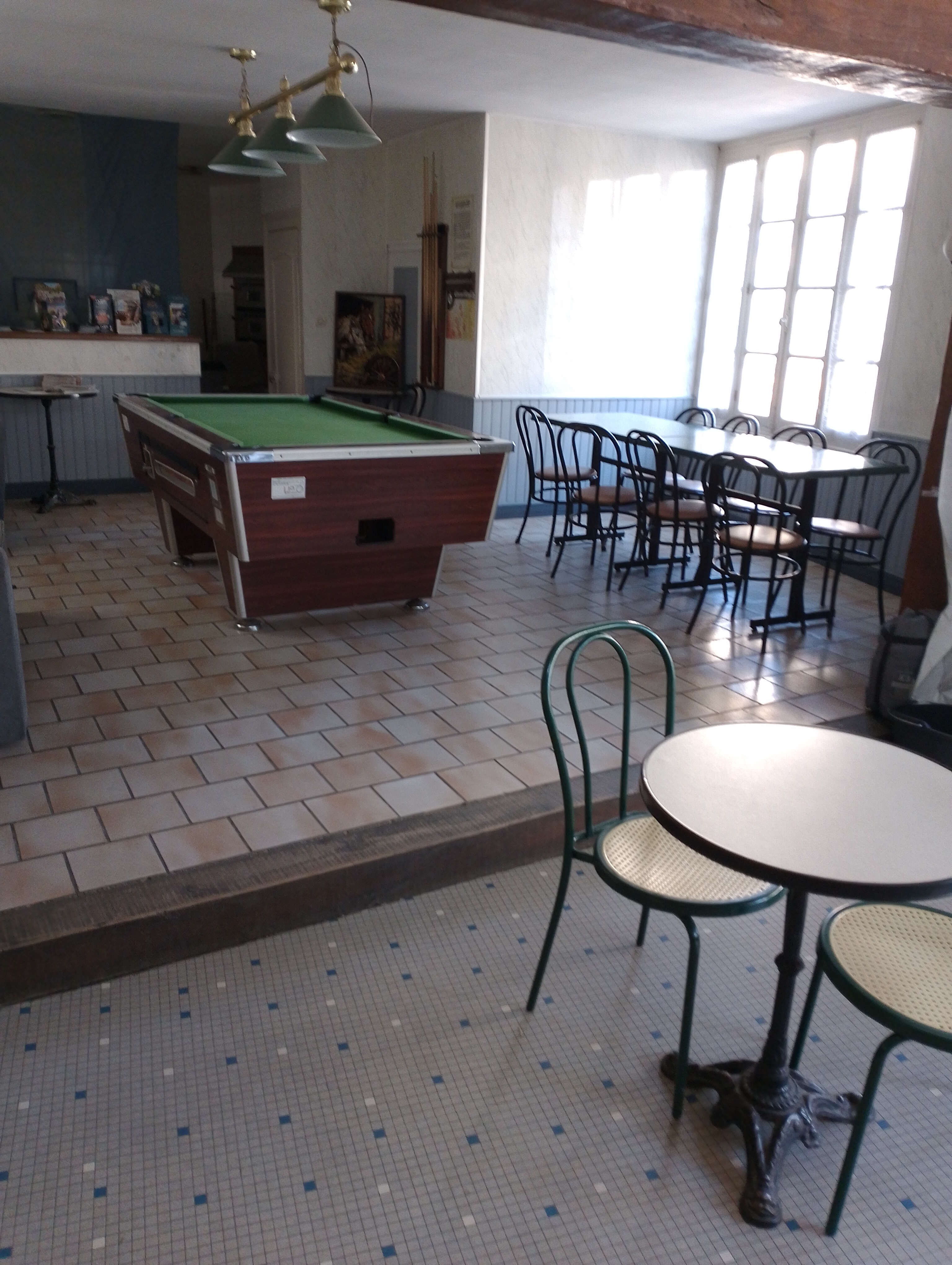 À vendre murs et fonds bar snack PMU au centre du village beau potentiel avec logement au dessus superficie total 450 mettre carré en tout ,
 une salle pouvant accueillir 80 personnes attenante au bar pour organiser des soirées 
Logement refait à neuf 4 chambres 2 salon,2 salle d'eau chauffage réversible
Secteur Saumur