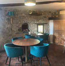 A CEDER PYRENEES ORIENTALES SUPERBE RESTAURANT SAISONNIER du MIDI ATYPIQUE dans beau village de France dans l’arrière-pays sur un axe routier en direction des stations de ski. Décoration raffinée dans ses vieilles pierres.
Vue imprenable sur le Canigou. Cet établissement est ouvert du mardi au dimanche en service du midi et le soir en haute saison. Limonade l’après-midi. 
Superbe terrasse ensoleillée de 50 Places en droit de voirie avec la mairie de la commune pour 600€ annuel. 15 places en intérieur.
Ticket moyen entre 20€/30€
Possibilité de location de la Licence IV 500€ par mois.
Etablissement fermé du 1 novembre au 01 avril. Parking gratuit aux alentours.
Le bail commercial sera renouvelable en janvier 2032 pour un montant de 8400€ annuel. Cuisine équipée et complète.
Une équipe saisonnière accompagne l’exploitante.
CA 2024 283.472€
Superbe outil de travail dans un bel environnement.
Prix de vente du fonds de commerce 230.000€