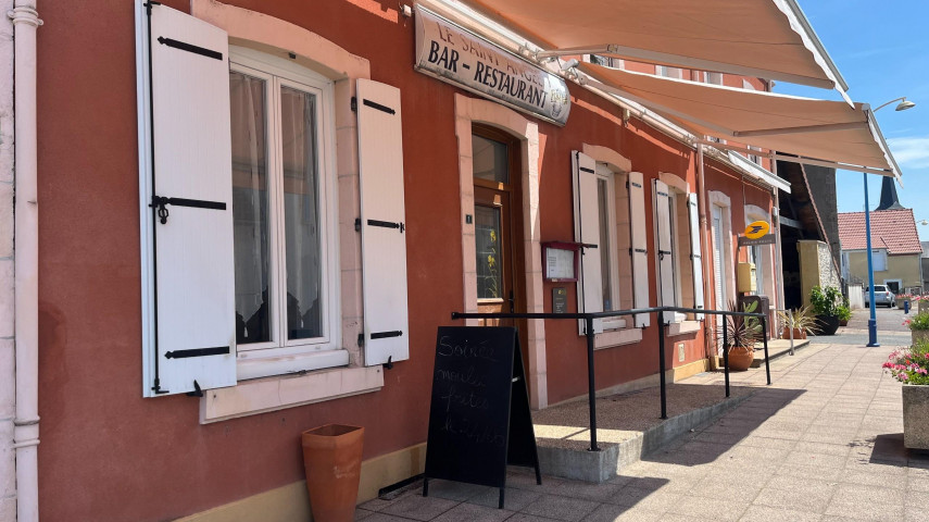 A céder cause retraite Bar Restaurant Point Poste Dépôt de pain et de journaux à St Angel dans l’Allier. Nombreuses possibilités d’extensions d'activités. 

Situé à proximité de l’autoroute et de la sous-préfecture de Montluçon, ce bar - restaurant accueille une clientèle d’ouvriers en semaine et familiale le week end.  La salle peut accueillir une bonne quarantaine de couverts. La cuisine est équipée. Une seconde salle accueille le point poste, ainsi que de dépôt de pain et journaux.  Préau pouvant servir de terrasse.

Affaire idéale pour un couple.

250 000 € comprenant les murs commerciaux remis au goût du jour, un logement de 4 chambres et deux salles de bains, une cour et 2 caves. Possibilité de transformer en logement pour location ou nuitées.