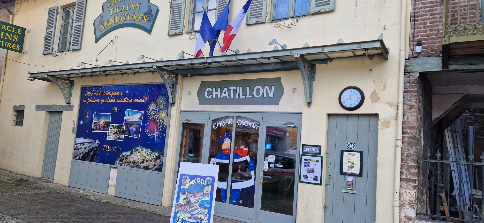 Situé au coeur du charmant village de Châtillon sur Chalaronne (01), réputé pour sa prestigieuse halle et son marché, ce commerce atypique est une opportunité rare pour un repreneur passionné pour la miniature ferroviaire et souhaitant allier passion et activité professionnelle. Après plus de 25 années d'exploitation, l'actuel propriétaire âgé de 78 ans, est malheureusement contraint de cesser son activité très prochainement.
Ce commerce ne ressemble à aucun autre ! Grâce à son positionnement original et à son offre singulière, il bénéficie d'une identité forte qui attire à la fois les habitants du village, les visiteurs de passage et une clientèle de passionnés fidèles venant parfois de très loin. 
Le réseau en quelques chiffres : plus d'un kilomètre de rail (HO échelle 1/87), 30 rames de train, 400 wagons circulant simultanément, plus de 15 000 personnages, de nombreuses animations dont une circulation routière réaliste, des dizaines d'automates, des mises en scène de films cultes, des centaines de constructions dont la gare des Brotteaux de Lyon ayant nécessité plus de 1 000 heures de travail,
Le commerce a déjà fait l'objet d'un reportage diffusé au JT de 13h00 de Jean-Pierre PERNAUT, ainsi que sur d'autres médias nationaux.
Le cadre vie est également un atout indéniable pour le futur repreneur en quête d'un équilibre entre travail et qualité de vie.
Le repreneur bénéficiera d'un outil de travail opérationnel et d'un accompagnement possible par l'actuel propriétaire pour une transition en douceur. L'objectif est de transmettre son savoir-faire et ses bonnes pratiques pour garantir la pérennité du commerce.
A défaut de repreneur, le réseau sera entièrement démantelé avant la fin de l'année 2025. Il s'agit d'un véritable crève coeur pour son propriétaire qui a passé plus de 27 ans à concevoir, entretenir et développer le site.
En résumé, ce commerce quelque peu atypique, concourant grandement à la dynamique de la commune de Châtillon-Sur-Chalaronne et de ses commerces, est une belle opportunité pour une personne passionnée, désireuse de s'investir dans un projet à taille humaine, tout en profitant d'un cadre de vie agréable. 
Un aperçu du musée (photo et vidéo) est disponible sur le site museedutrainminiature.com et sur la page Facebook "Musée du train miniature"