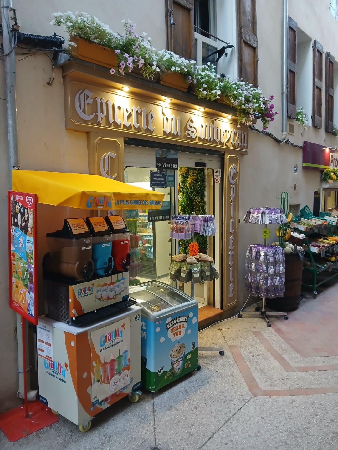 Seul commerce d’alimentation Générale du centre ancien de Manosque. Idéalement situé dans une rue piétonne entièrement refaite à neuf fin 2023 dans une commune de 25000 habitants et à fort attrait touristique. A proximité d’un parking offrant 3h gratuites. Sur le passage des centres d’intérêts touristiques et à proximité d’un lycée accueillant 1200 élèves et d’un collège accueillant 500 élèves. 
Le matériel frigorifique a été renouvelé entièrement en 2022 et 2023, la majeure partie des rayonnages a été également renouvelé à neuf.
La devanture a été repeinte et fleurie en 2024.
En supplément de l’alimentation générale, une gamme de produits locaux et régionaux ont été mise en place ainsi que des produits provencaux. L’établissement fait également dépôt de pains et de viennoiseries en partenariat avec un boulanger local. En saison glaces et granitas à emporter. Nombreuses possibilités de développement.
Accompagnement possible en cas de reprise par les propriétaires actuels.
Le loyer 3/6/9  de 1140€ ttc (valide jusqu'en mars 2031)comprend la surface commerciale mais également une réserve de 6m2, 2 logements indépendants de 65m2 (T2 et T3) situés au-dessus du commerce avec entrée indépendante et porte blindée.
La ville est eligible zone FFR et les entreprises  créées ou en reprises depuis le 01/07/2024 sont exonérées d'IS/IR durant 5ans, ainsi que d'une exonération de cotisations sociales pour CDD 12 mois ou CDI.
Le stocl est à reprendre. Possibilité offerte de reprise en totale indépendance ou sou enseigne.