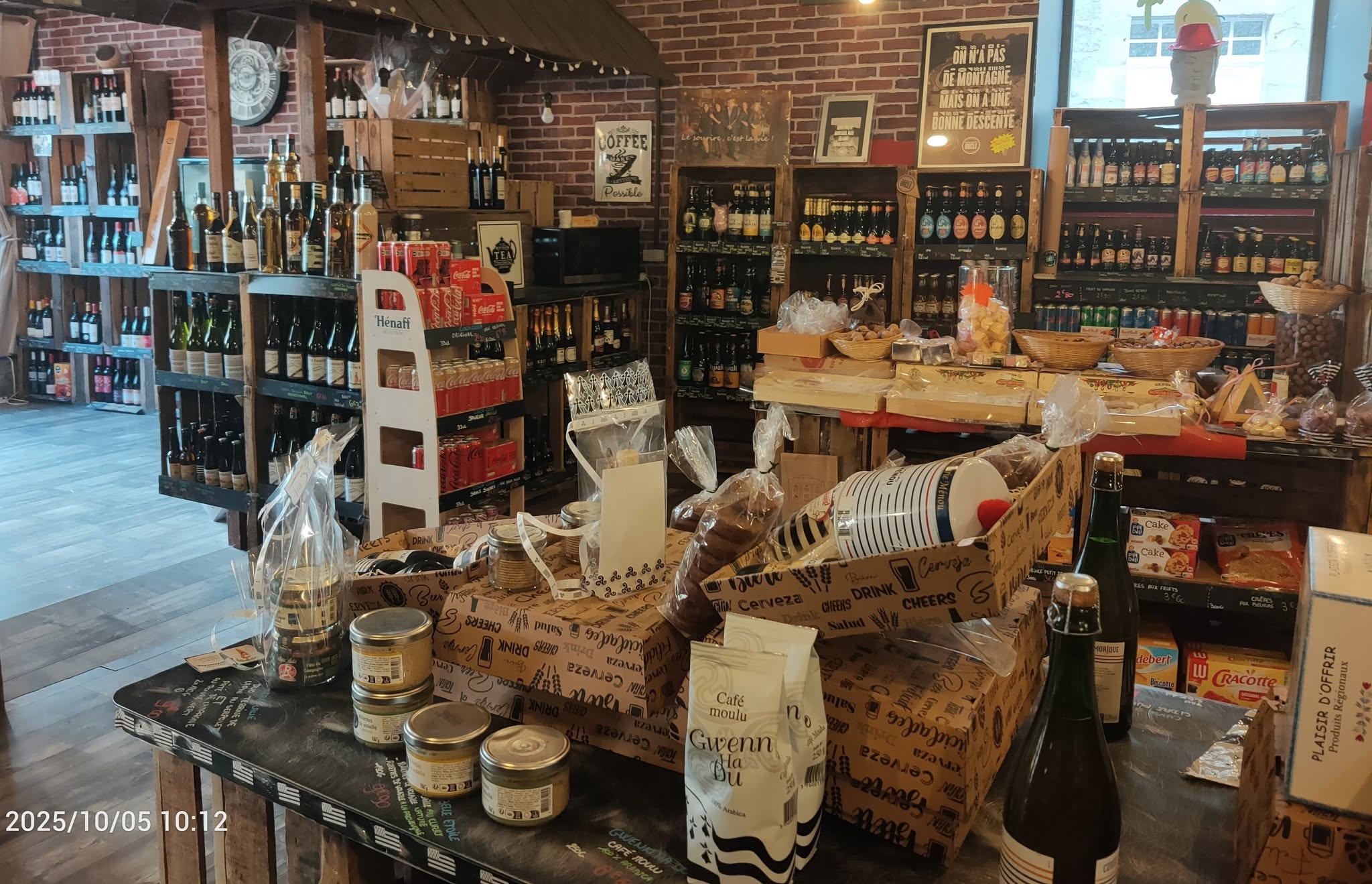 Idéalement située dans une ville touristique élue 3ᵉ village préféré des Français en 2022 dans l’émission de Stéphane Bern, L’Épicerie Quintinaise est bien plus qu’un commerce de proximité : c’est un lieu de vie, de partage et de saveurs.
Installée dans un cadre authentique, avec ses 600 caisses de pommes en bois d'origine datant de 1950, notre épicerie vous accueille dans une ambiance chaleureuse et familiale. Produits locaux, fruits & légumes frais, cave à vins, bières artisanales… ici, tout est sélectionné avec soin pour vous offrir le meilleur du quotidien.

Vu à la télévision : TF1, M6, et dans le Top 5 TripAdvisor !

Emplacement n°1 en plein centre, grand parking 50 places centre-ville. 2 places 15 minutes devant le magasin.

Nombreuses facilités ( proximité des commerces, mairie, banques, écoles, lycée... )