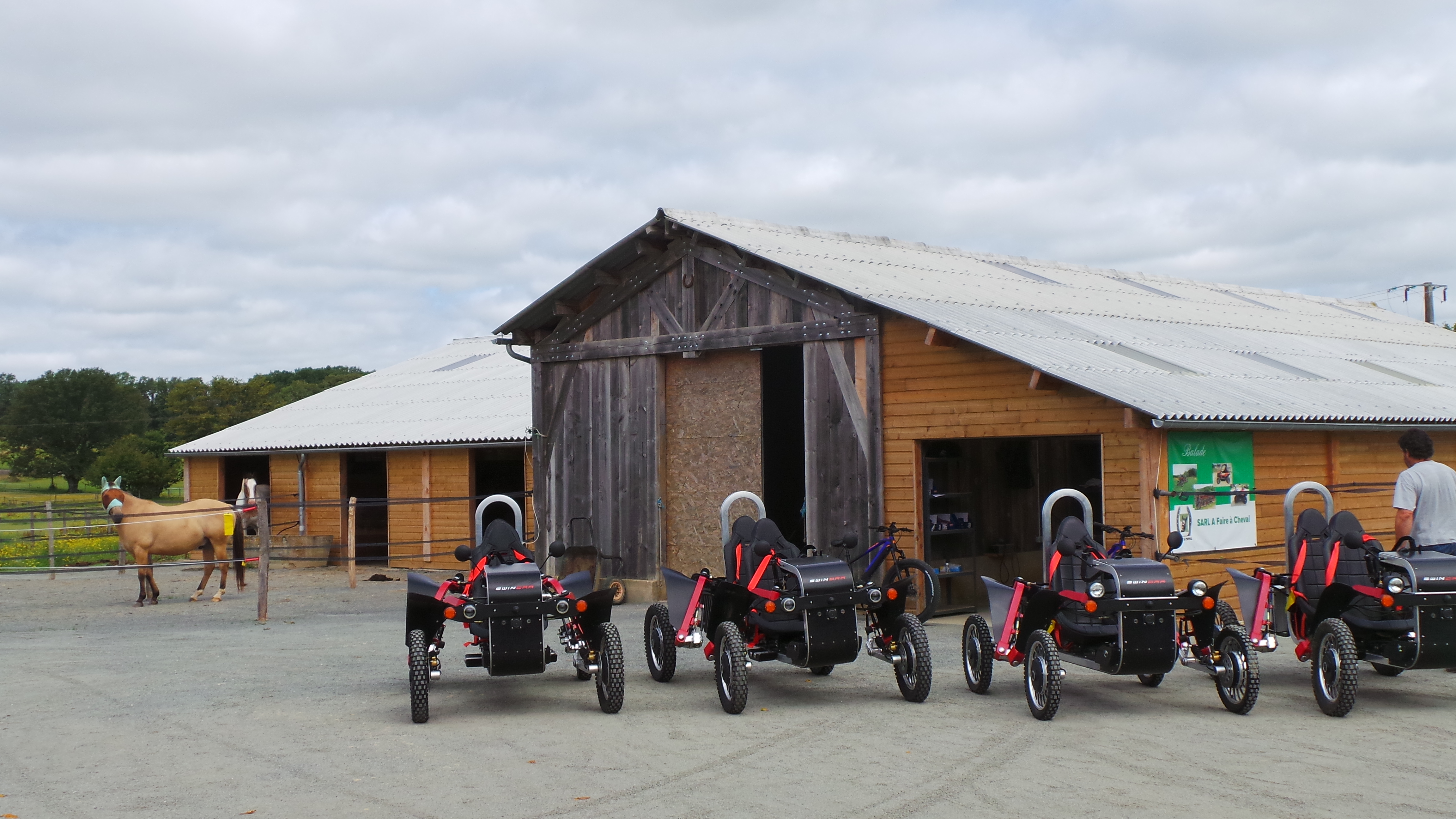 Cessation d’activité cause départ retraite, propose à la vente ferme équestre avec camping équipée de gites insolites.
Comprennent :
Une habitation ferme longère 120 m² habitable plus une grange de 110m² et garage de 55m²possibilité de rendre l’étage et grange habitable. La partie habitation a été entièrement rénové a neuf du sol au plafond en 2016(isolation sol, mur et plafond, menuiserie avec Vitrage 4/16/4 F EMI ITR avec gaz ARGON et WARMEDGE, volet roulant électrique, plomberie PER, électricité Norme NF C 15-100, chauffage au sol air /eau chaudière pompe à chaleur), l’ensemble de la toiture entièrement refaite à neuf en 2019, réalisation dalle grange et garage en 2020.
La partie équestre comprend un bâtiment en bois de 410m² terminé en 2021 et environ 10 hectares de prairie.
La partie camping de mise en service en 2018 comprend 4 gites insolite entièrement équipée prés être louer y compris linges sur une surface de 6500 m²boisés de chênes et châtaignés ,2 roulotes de 20m² isolée 4 saisons et chauffage avec terrasse 2 chambres, salle de d’eau, cuisine, séjour et WC. Une cabane bois tipi de 43m² isolée 4 saisons et chauffage avec terrasse avec 1 chambre à l’étage de 18m² avec un balcon, cuisine, séjour, salle d’eau et WC au RDC de 25m². Une cabane bois tipi de 18m² isolée 4 saisons et chauffage avec terrasse avec 1 chambre, salle d’eau et WC. 6 emplacements camping équipée de bornes électriques.