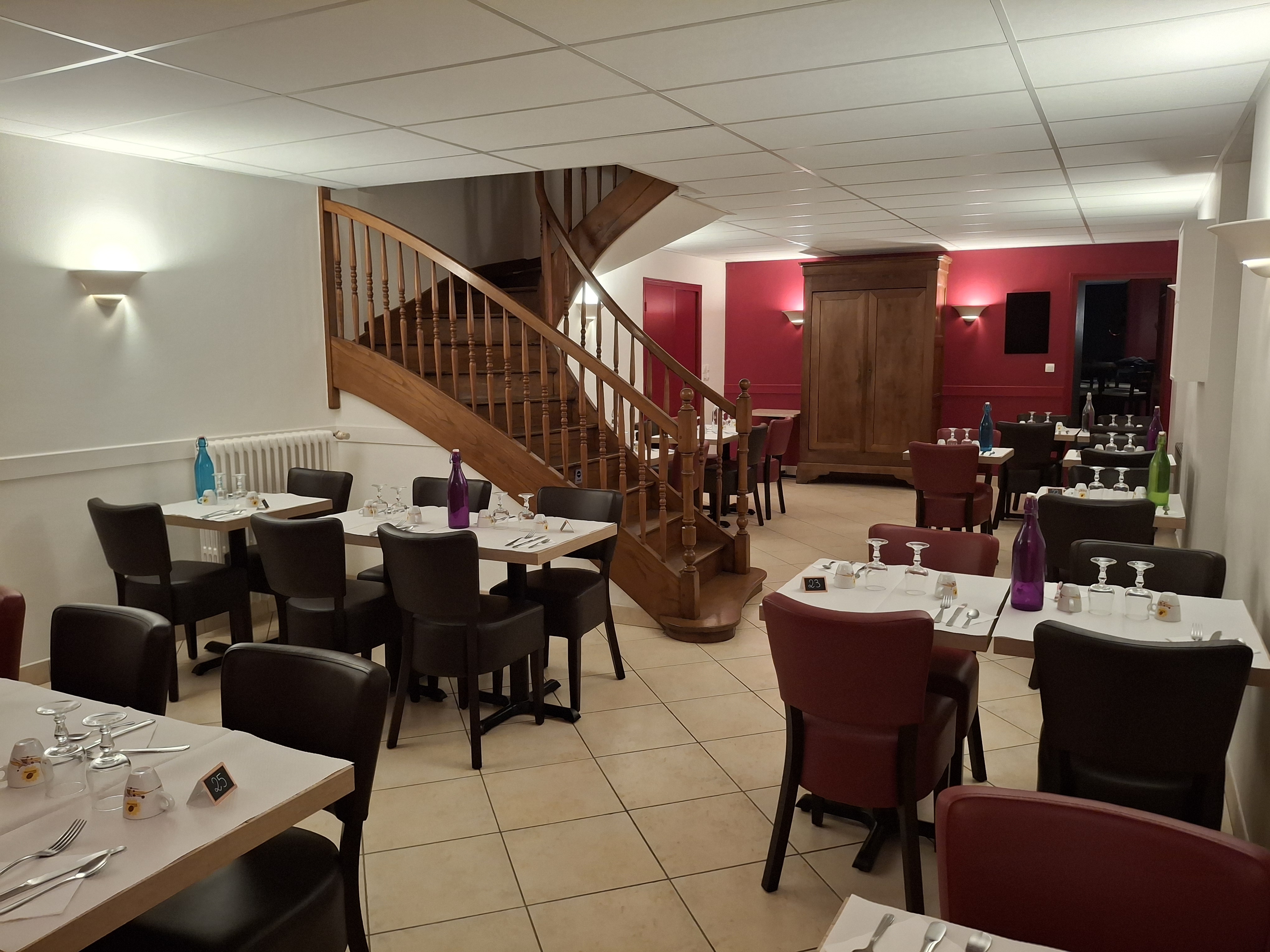 Restaurant du midi, cuisine maison sous forme de buffets pour les entrées et les desserts, 3 plats du jour au choix, du lundi au vendredi midi. Clientèle variée entre personnes qui travaillent ou venus pour un déjeuner en famille ou entre amis en toute simplicité.
Possibilité de développer les week-ends ou le soir mais ce n’est pas une obligation.