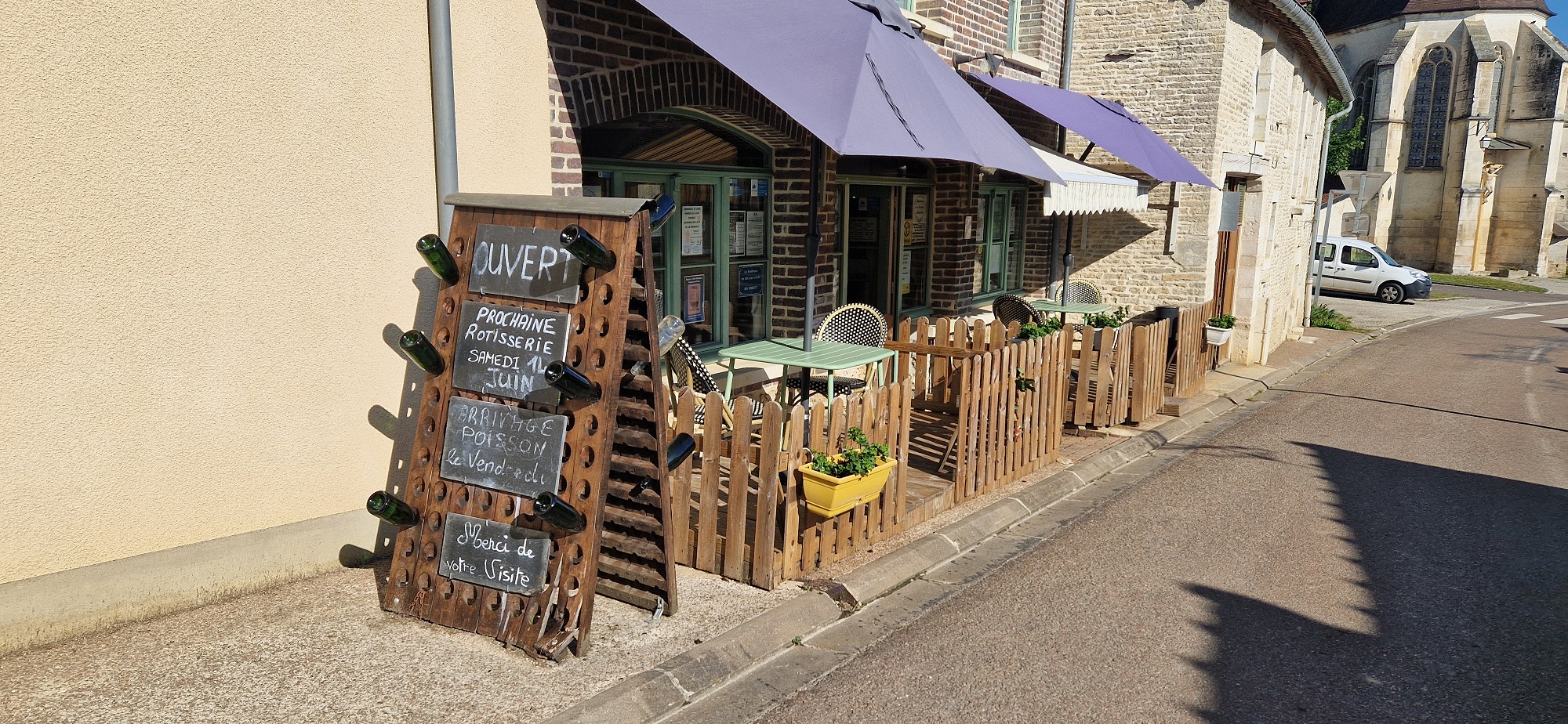 Vous recherchez une opportunité unique dans le secteur des commerces de proximité.
Ne cherchez plus! Nous vous proposons l'acquisition d'un commerce, situé au cœur de la Côte des Bar viticole dans la partie méridionale du vignoble de Champagne.

Cet établissement offre de belles perspectives de développement grâce à ses équipements de belle qualité, d'une licence IV et d'un loyer modéré.

Chiffre d'affaires (2024) de 134k€
Points forts:
Seul commerce sur 30 kms sur le chemin de Compostelle allant de Namur à Vézelay
Petit Bar avec terrasse extérieure
Point dépôt de l'ensemble des vignerons locaux en appellation Champagne
Point dépôt de nombreux artisans locaux
Relai Colis
Point La Poste

Clientèle touristique entre pèlerinage de st Jacques et la route du Champagne mais aussi local entre le village et ses nombreuses fermes isolées sur un rayon de 5kms.