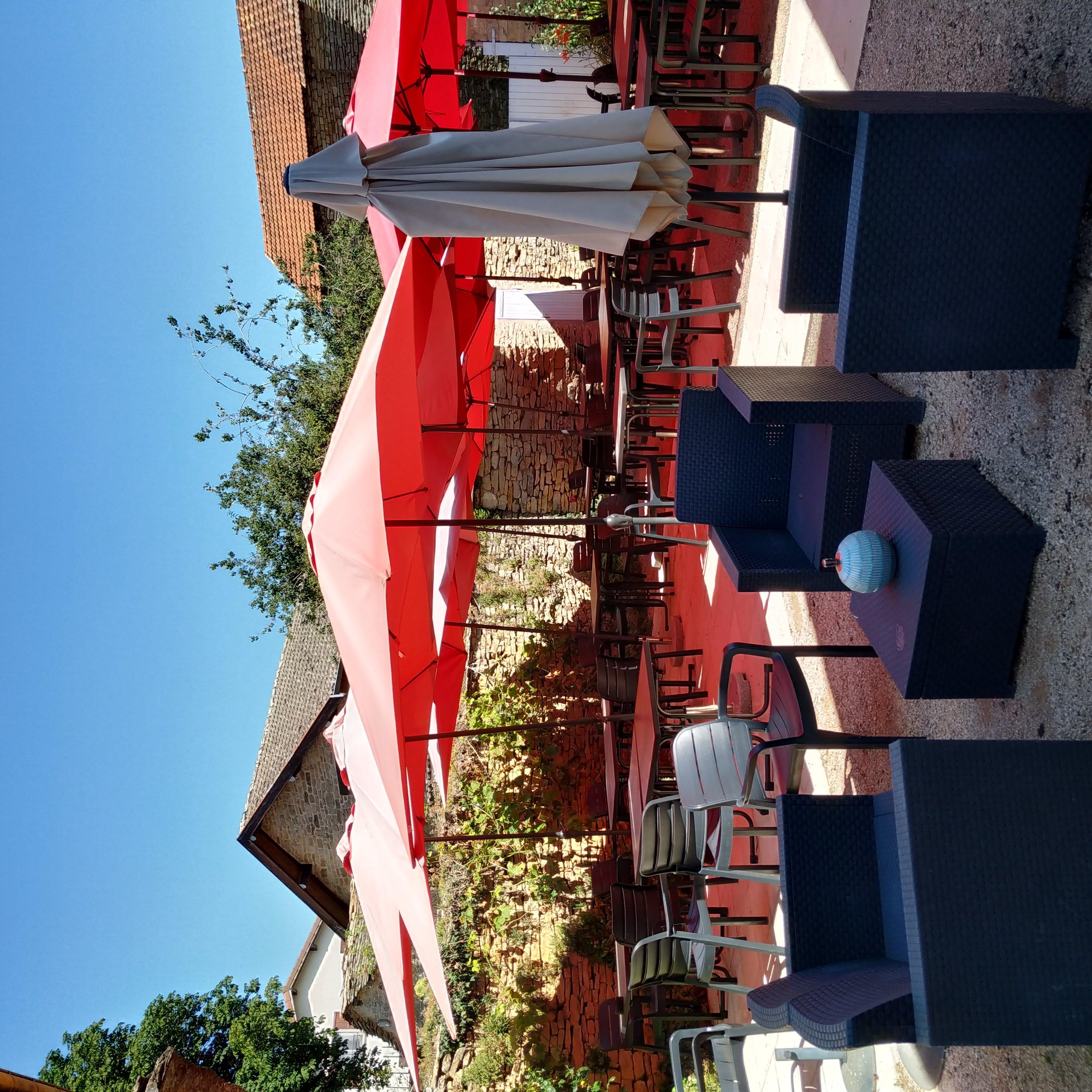 Dans le Nord Isère, nous cédons le fonds de commerce d'une très belle auberge en pierre apparente exploitée en couple + un aide cuisine/plongeur (mais pas de personnel à reprendre pour la vente)
Le restaurant jouit d'une bonne réputation et d'une clientèle d'habituée, ainsi que de touristes à la belle saison.
La cuisine est grande et bien équipée.
Capacité de 70 couverts sur 3 salles et 50 couverts en terrasse, le mobilier a été rénové récemment.

Actuellement ouvert 7 services par semaine ( 5 à midi, 1 le soir) avec une moyenne de 20 couverts/jour et un ticket moyen à 37 euros
Licence IV peu exploitée
Le cadre est très agréable, en pleine nature, dans un village dynamique et proche d'un site touristique, grand parking en face de l’établissement.
Possibilité de logement sur place dans un appartement T3.
Chiffre d'affaire 235 000 euros/an
Loyer : 860 euros/mois (bail commercial)
Prix de vente : 90 000 euros
Plus de photos sur demande et premier contact par email